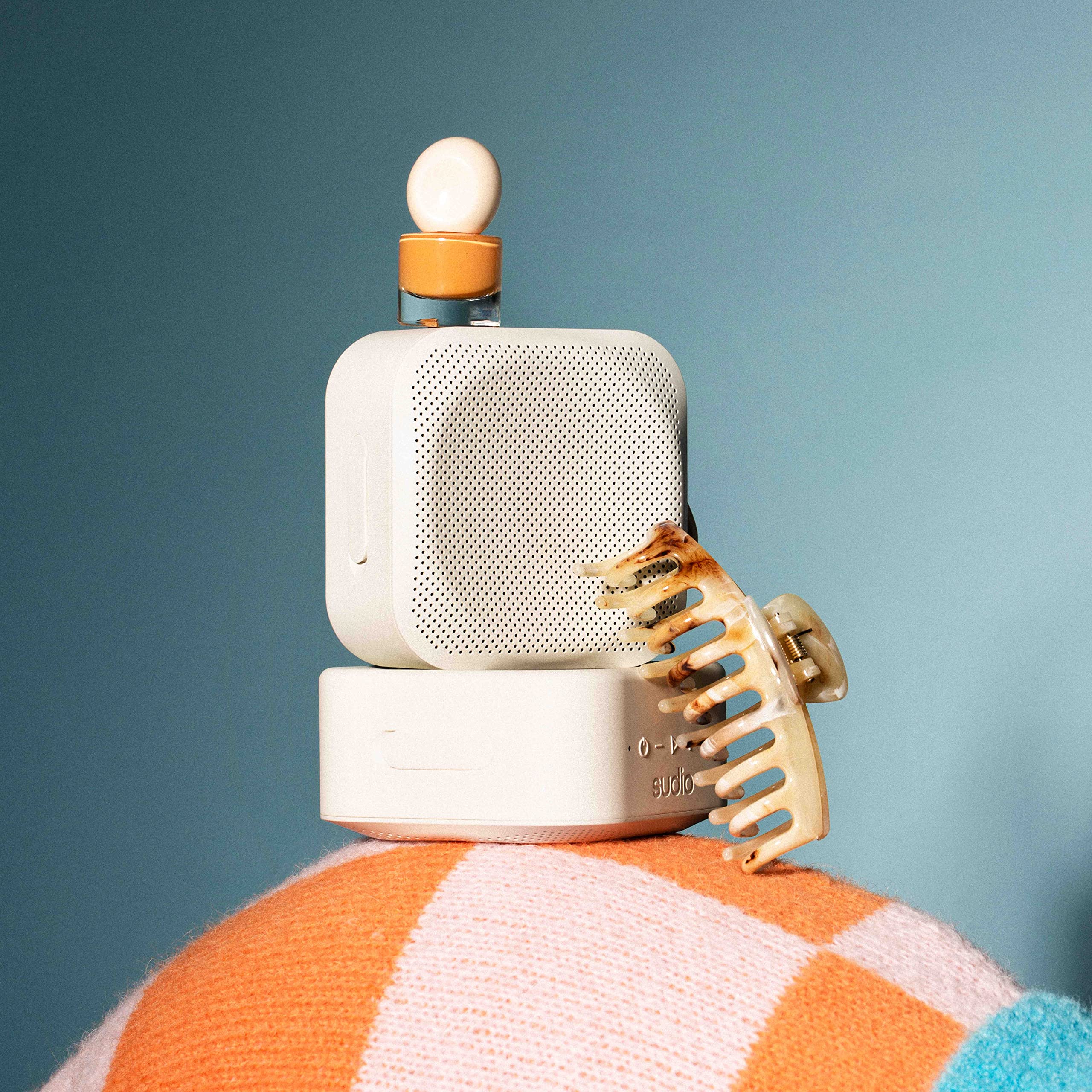 Sudio F2 Enceinte Bluetooth Portable avec étanchéité IPX7, Fonction de Transmission, entrée auxiliaire 3,5 mm, 15 Heures de Lecture (Blanc)
