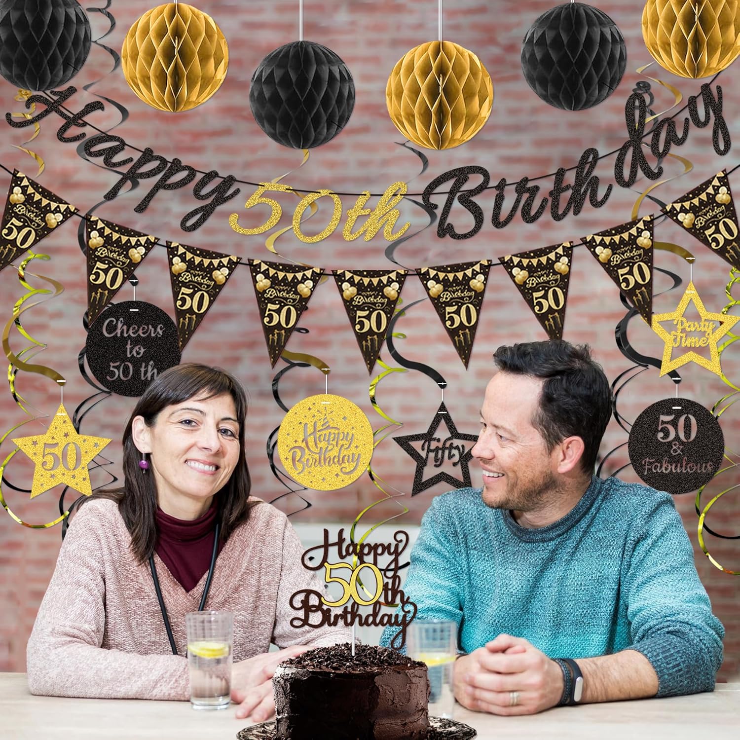 50歳の誕生日デコレーション。吊り下げられたブラックゴールド。50歳の誕生日。ハニカムボール付き。渦巻きの三角形の旗ケーキトッパー。