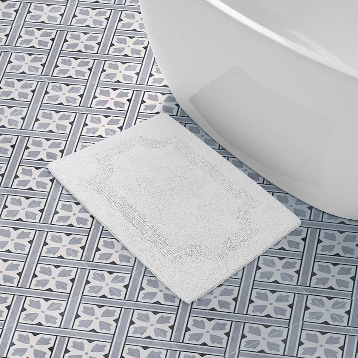 Laura Ashley - Alfombra de baño de algodón reversible, decoración de baño de primera calidad, alfombra de baño lavable a máquina, altamente absorbente, 17"x 24", blanca