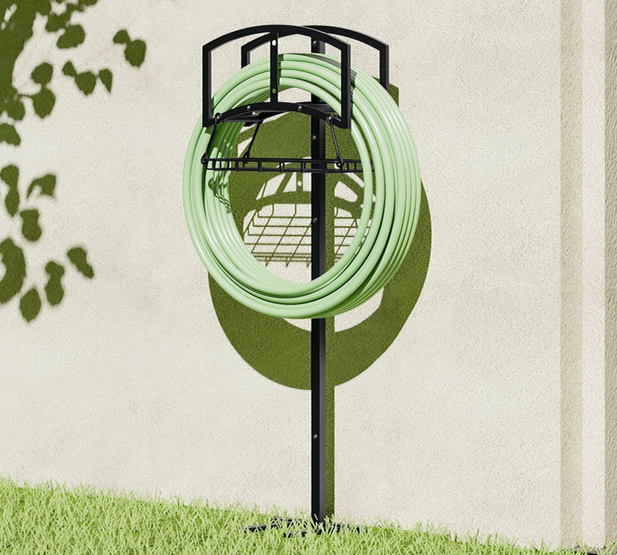 Soporte para manguera de jardín con cesta de almacenamiento, organizador de manguera independiente resistente, recubierto de polvo negro, diseño desmontable con capacidad para manguera de 150