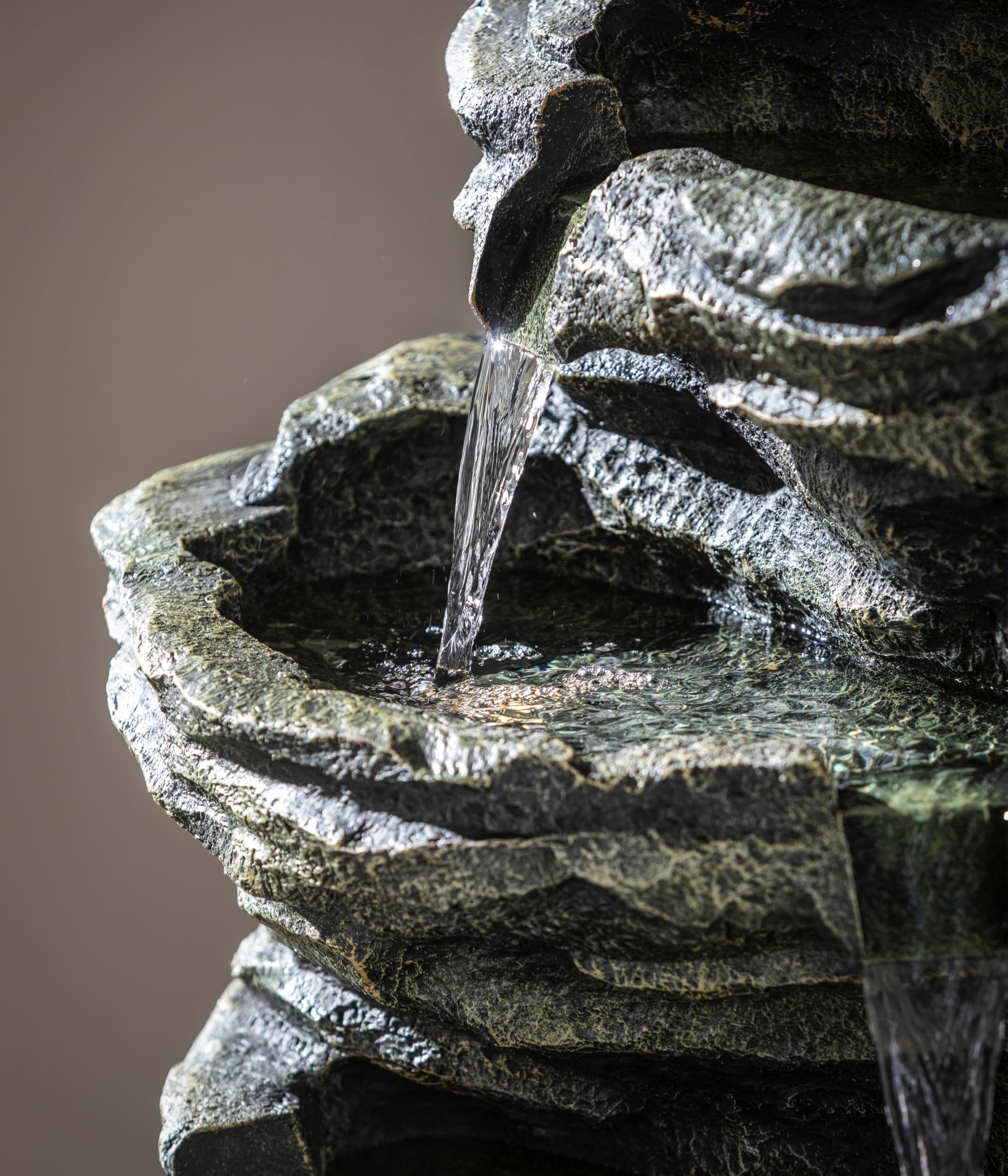 Dehner Gartenbrunnen Roccia, Outdoor-Brunnen, mit LED-Beleuchtung, solarfähig, ca.72x120x75 cm, Polyresin, grau