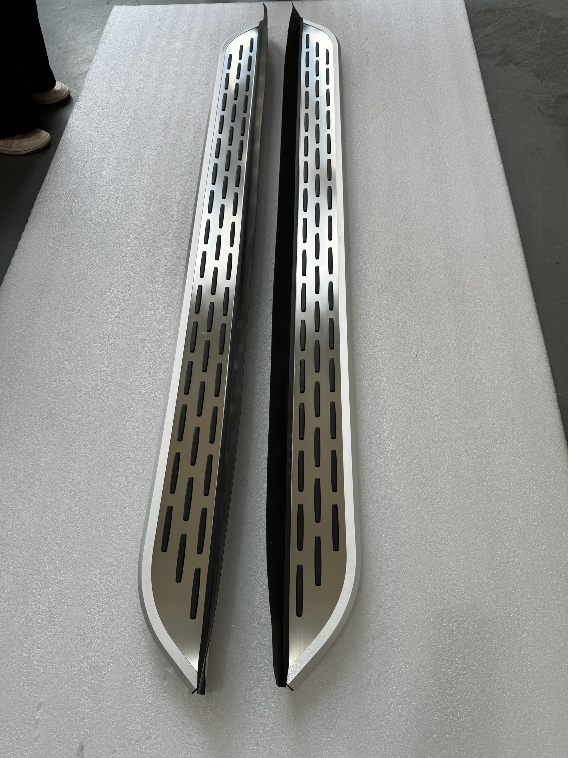 Estribos para Nissan Qashqai e-Power 2022-2026, escalones laterales antideslizantes de aluminio plateado con kit completo de herrajes de instalación, accesorios Nissan Qashqai e-Power
