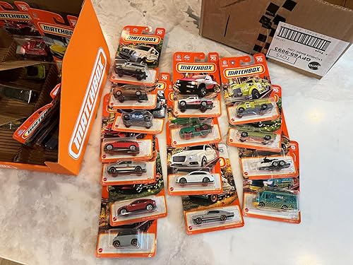 Miniatura 4 de Matchbox Combina una colección de 24 modelos coleccionables MBX a escala 164 surtidos en una vitrina