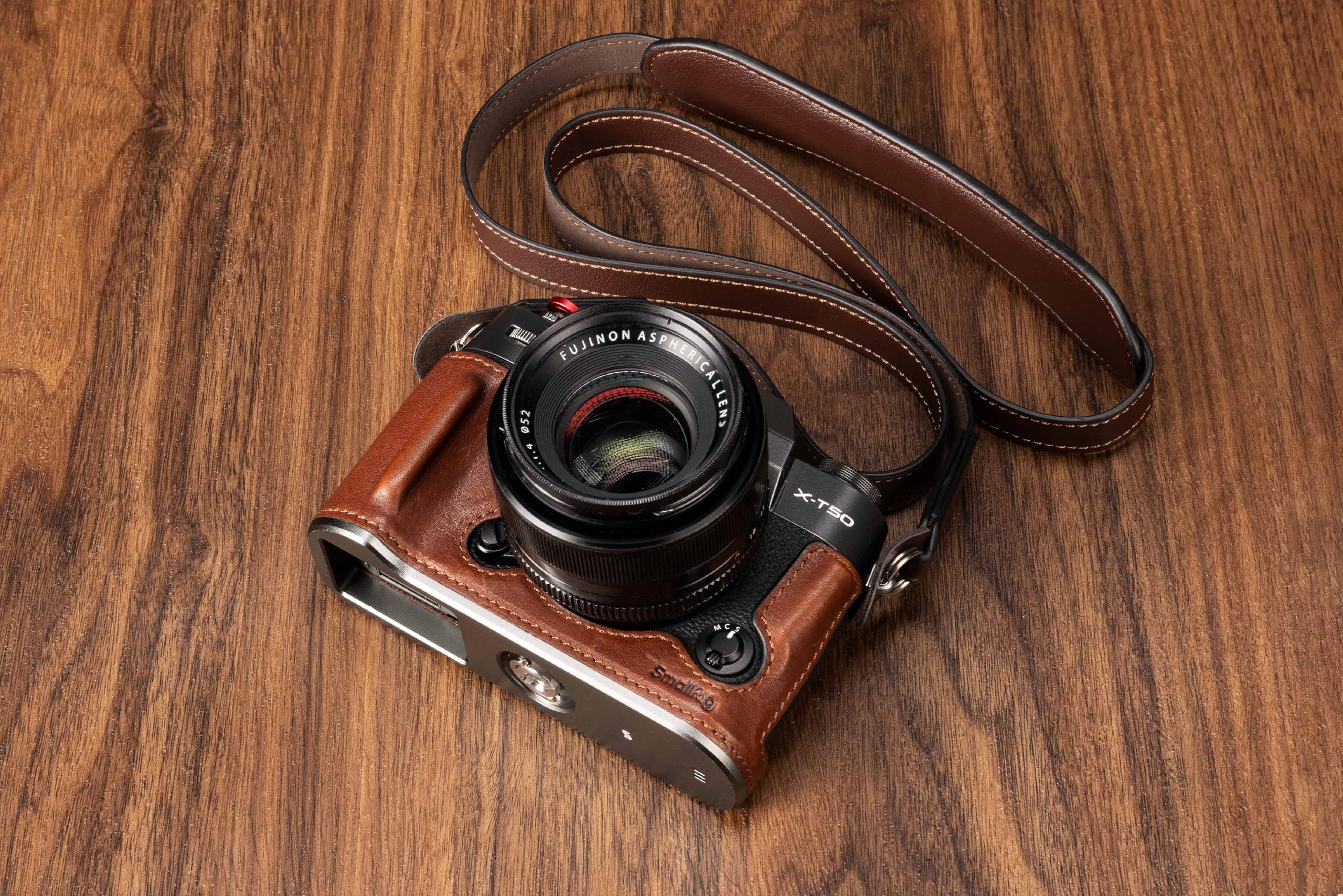 SMALLRIG X-T50 Half Leather Case Kit with Shoulder Strap, Halbledertasche für Kamera im Retro-Stil aus Leder mit Rahmen aus Aluminiumlegierung für FUJIFILM X-T50, (Braun) - 4710