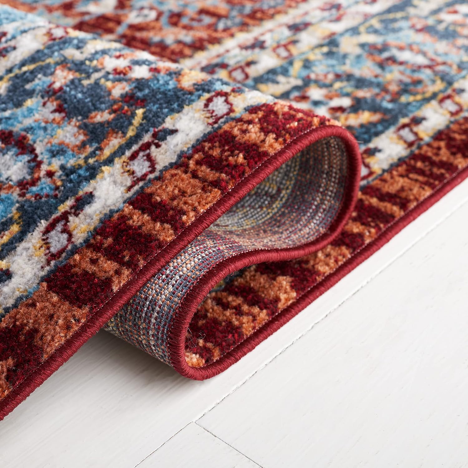 SAFAVIEH Washable Rug Bayside Collection - 5'3" x 7'6", Red & Blue, Easy Cleaning, Ideal for in Living Room, Bedroom, Home Office, Dining Space (BAY110Q)
