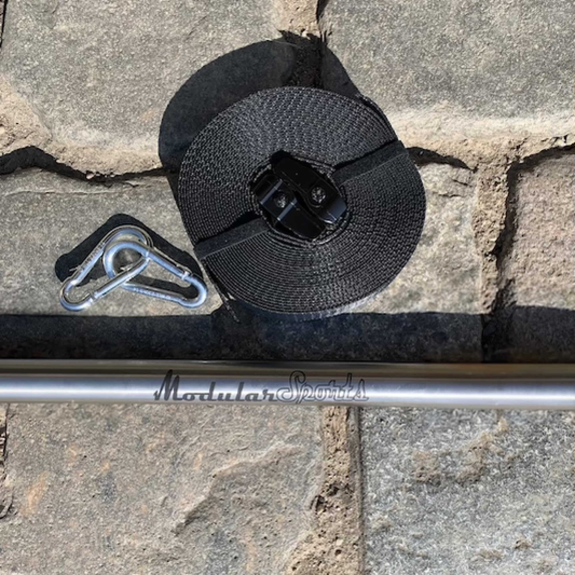 Barra per trazioni da appendere con cinghie e moschettoni, per allenamento di forza versatile, in acciaio inox