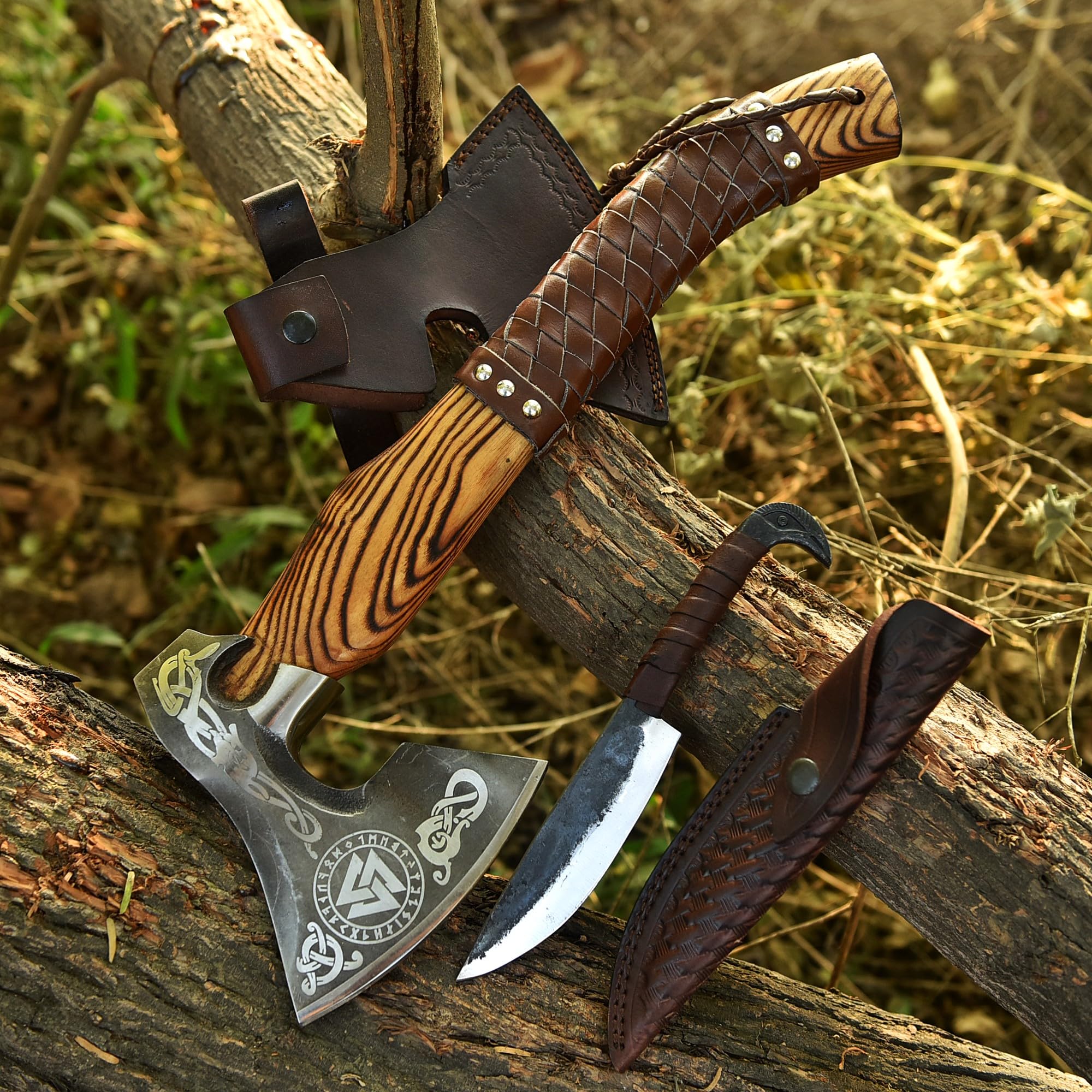 Hacha vikinga - Hacha hecha a mano 2 en 1 y cuchillo de cabeza de gallo. Mango de 48 cm de madera de arce. Hoja afilada de acero al carbono 1095 con funda de cuero