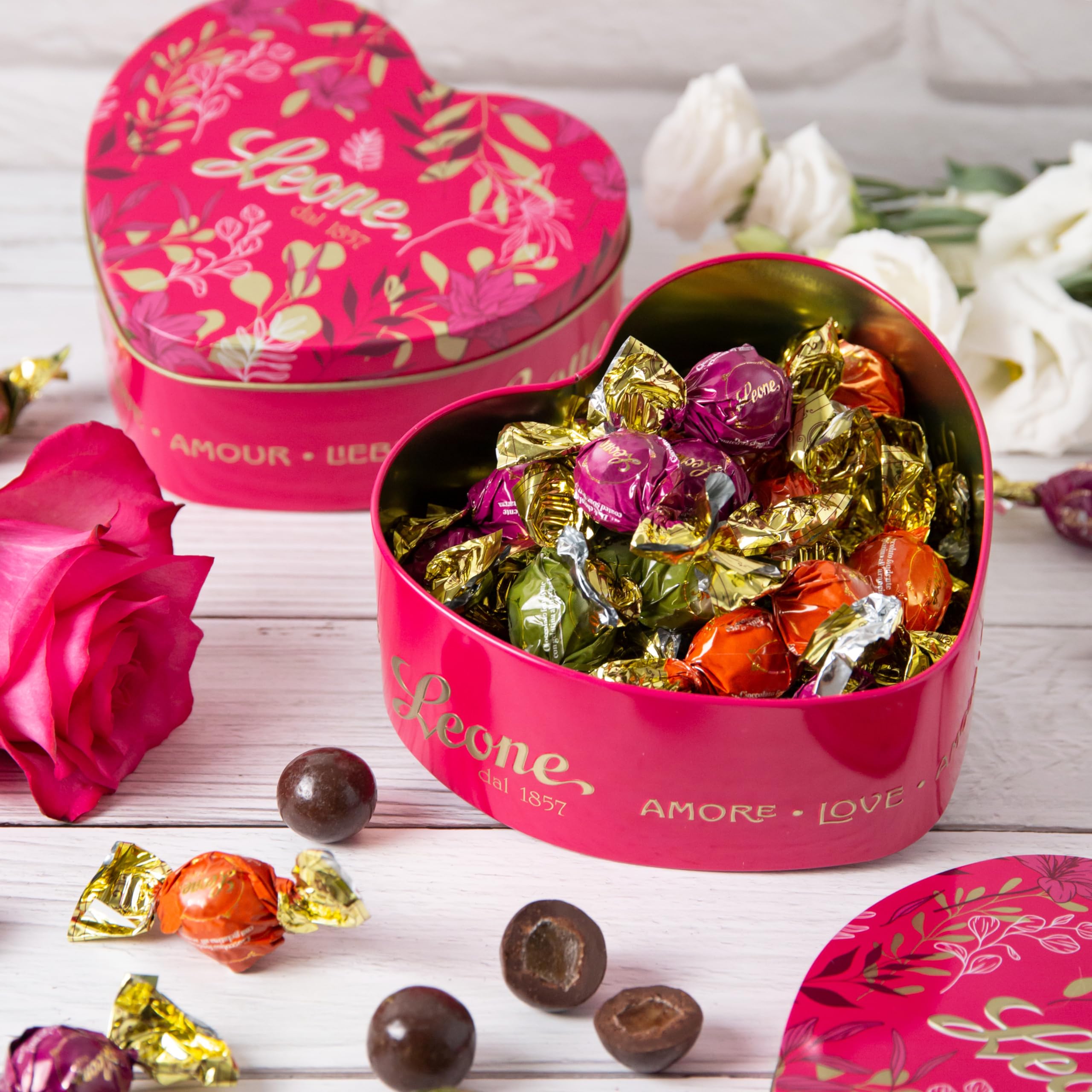 Leone depuis 1857 - Boîte en métal Cœur avec Boules Assorties – Pâtes de fruits Enrobées de Chocolat Noir 70%- Sans Gluten – Coffret Cadeau de 100g