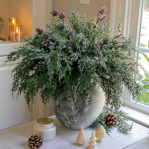 Miniatura 9 de Tallos de cedro artificiales Ivydale, ramas de pino Norfolk artificiales para decoración de Navidad, 12 tallos de pino falsos con 2 ramas de conos