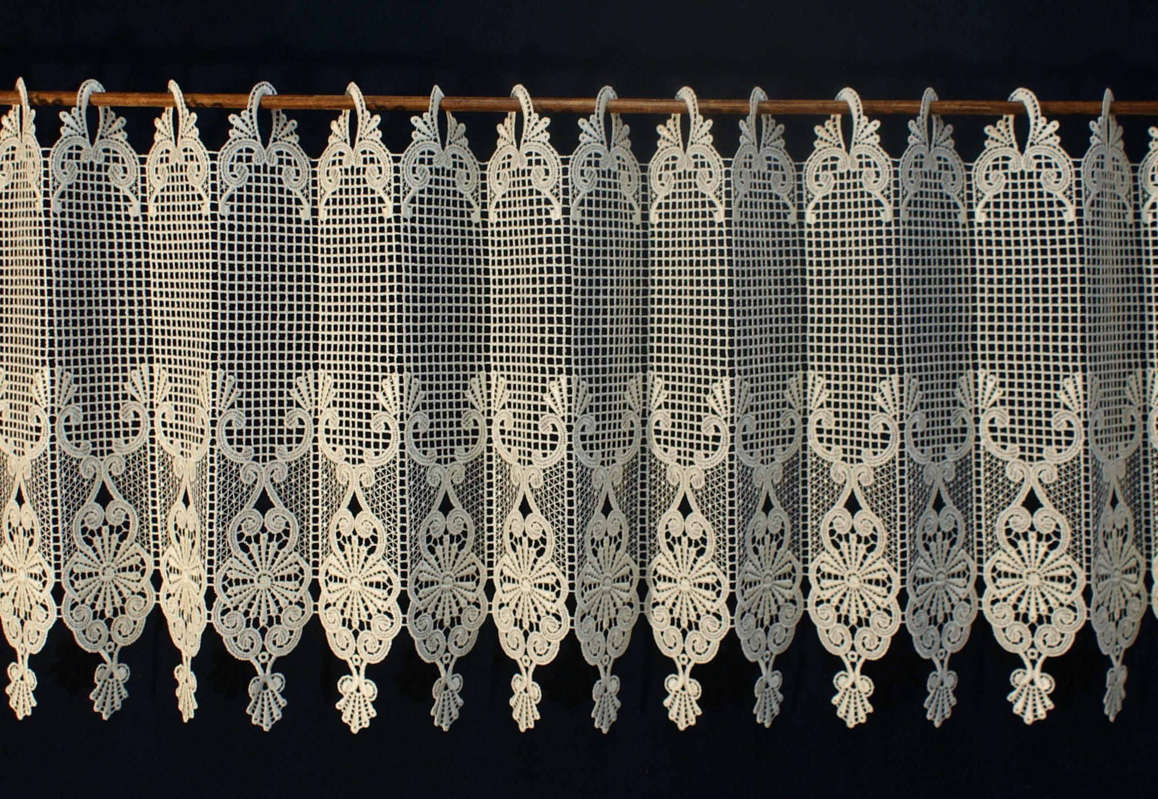 Plauener Spitze by Modespitze - Gardine - Scheibengardine für Stangendurchzug, hochwertige gestickte Guipure Spitze, Höhe 45 cm, Breite 96 cm, Farbe Champagner