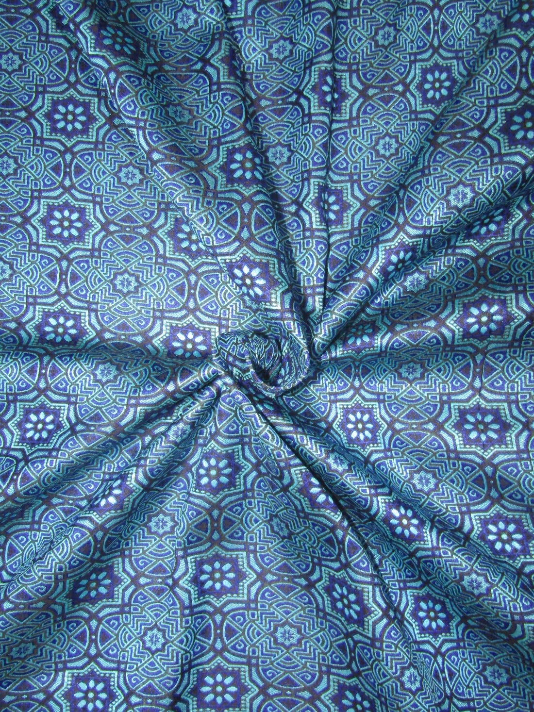 Tissu brocart jacquard bleu et noir de 44 pouces pour vêtements élégants au yard