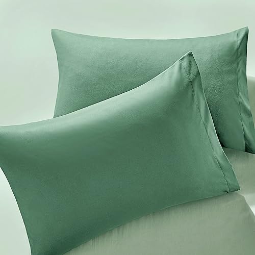 MILVOWOC Juego de 2 fundas de almohada estándar de microfibra cepillada de 20 x 26 pulgadas, juego de fundas de almohada de color verde oscuro