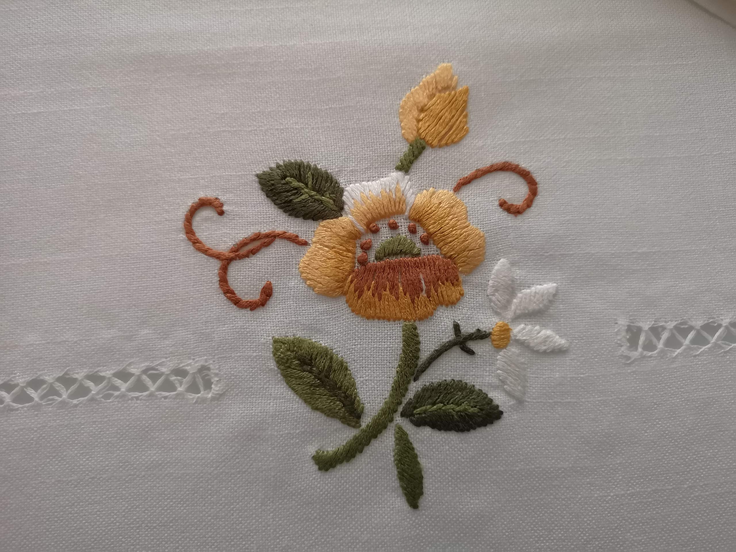 Elegante mantel x 12 de mezcla de lino (40 % lino 60 % algodón) con bordado de flores a mano en punto completo.