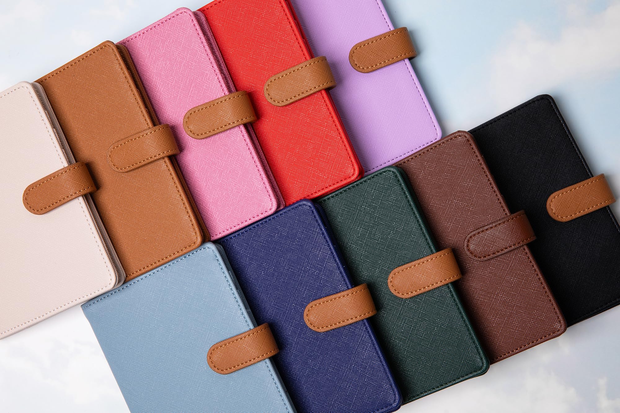 The Passport Wallet – Premium-Reisepasshülle und Schutzhülle mit sicherem Magnetband, mehreren Kartenfächern und verdecktem AirTag-Schlitz, ideal für internationale Reisende – Braun