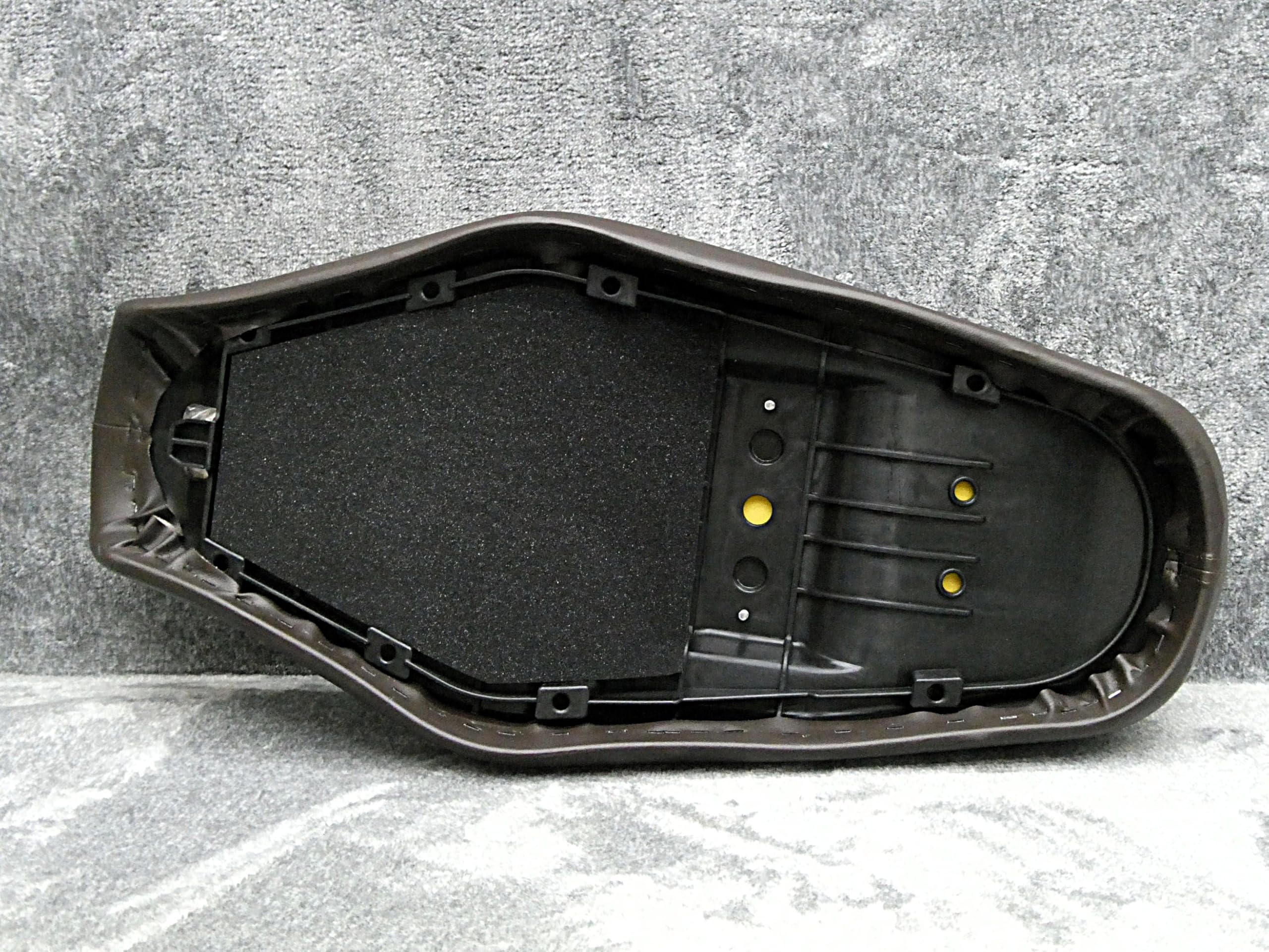 値下げ　美品　W800 ブラック 純正シート タックロール　W650 有限会社ガレージT&F / W800/650/400 タックロールシート(Face-1)