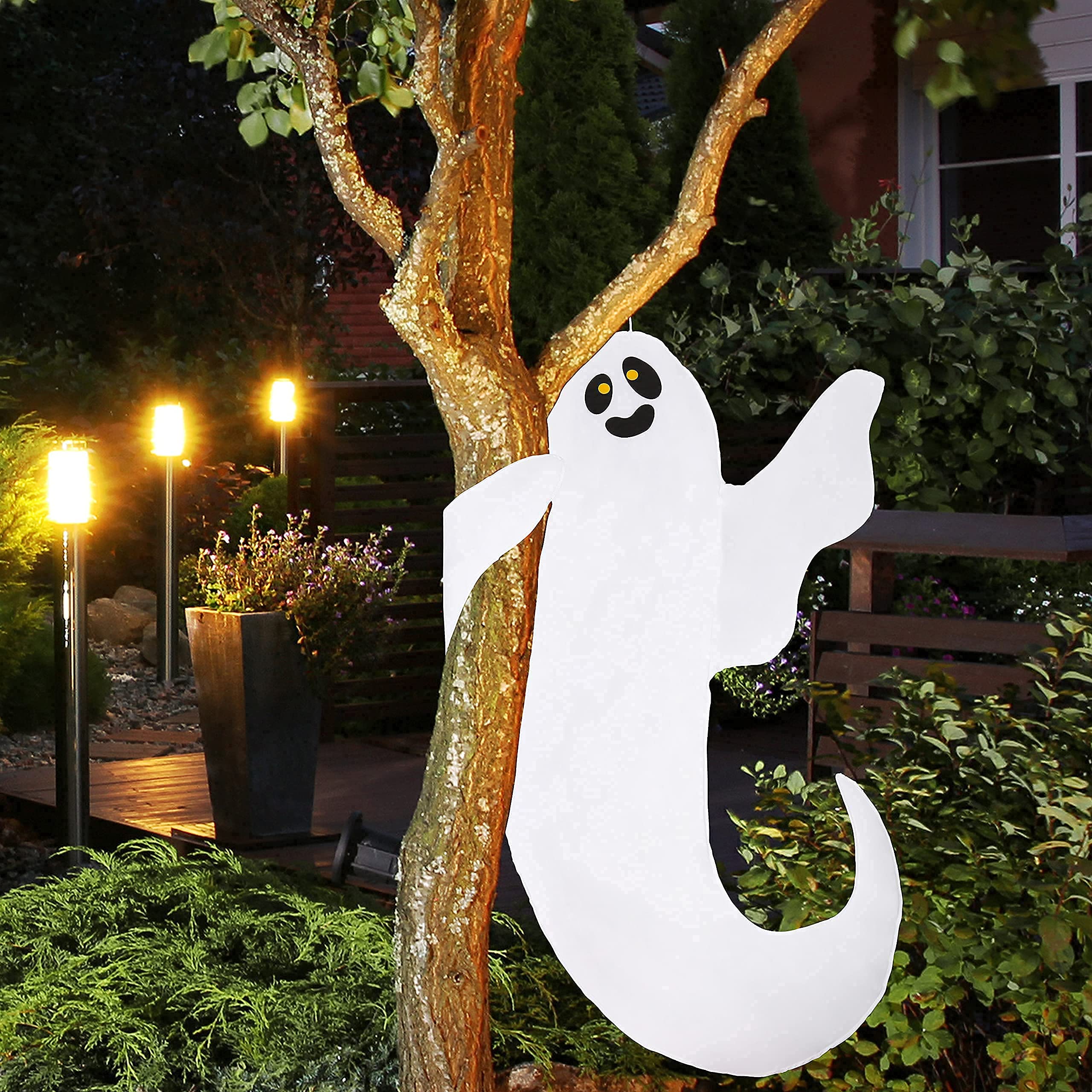 Decoración De Halloween Fantasma Blanco Colgado De Un árbol En Un Fondo De Noche Aterrador