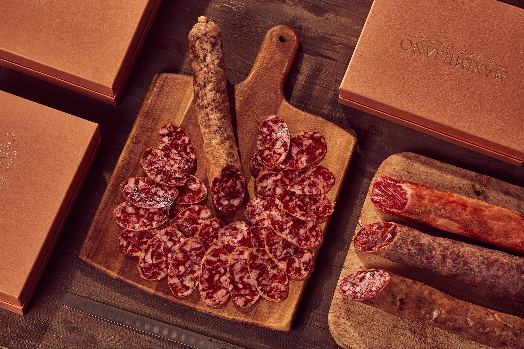 Maximiliano Jabugo - Surtido Gran Cena - 10 Estuches Embutidos Ibéricos Loncheados - Jamón y Paleta Triple Equis, Lomo, Chorizo y Salchichón - Curación Natural - Ideal Compartir - Incluye Caja Regalo