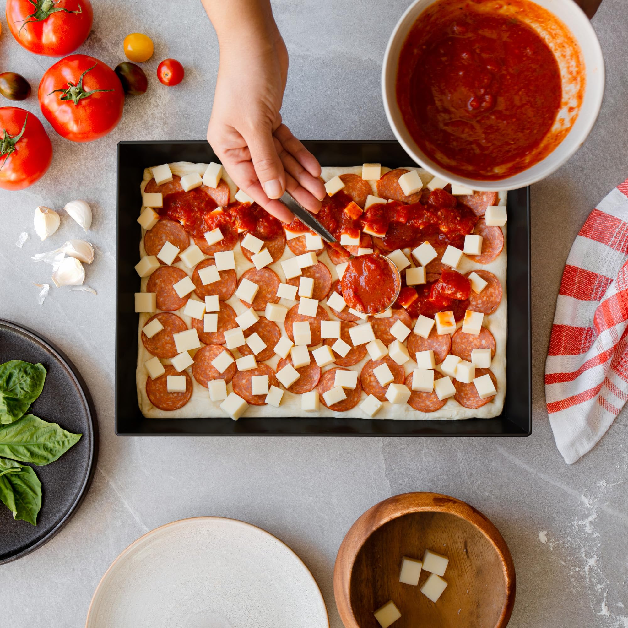 Chef Pomodoro Pizzablech – Pizza Backblech – Pizza Blech – Pizza Pan – Pizzaform rechteckig –Detroit Pizza Pan - 35,6 x 25,4 x 6,4 cm (L x B x H) aus Aluminium