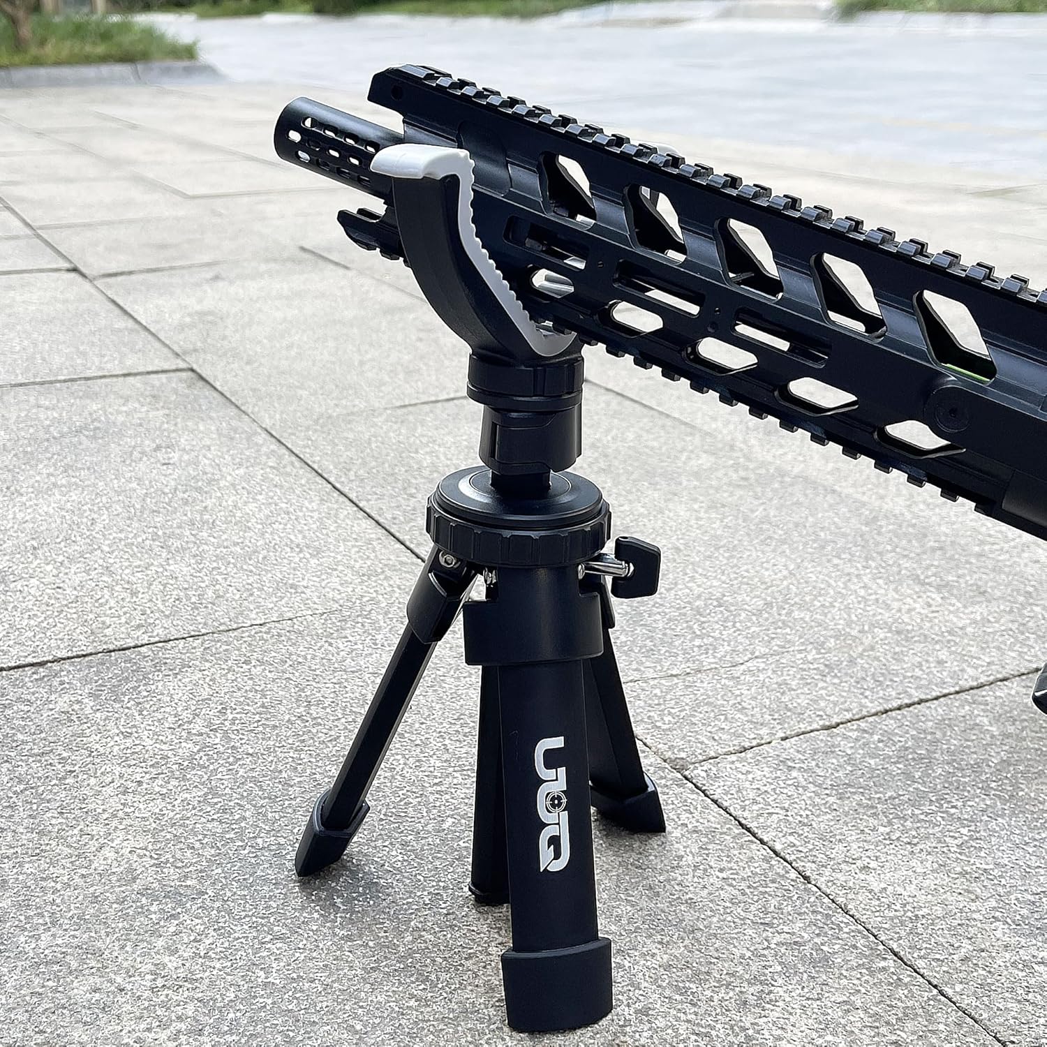 UUQ QV3 Rifle Rest Tripod with 8.7“- 18.7” Height Adjustment, Lightweight Aluminum Cast Construction, Portable Bench Rest with Removable 360° Rotate Yoke Holder for Shooting