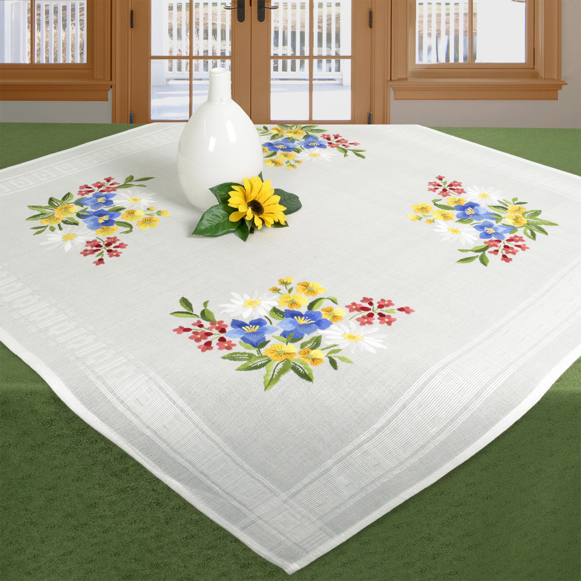 KAMACA Stickpackung Tischdecke Plattstich Stielstich Blumen vorgedruckte Stickdecke inkl. Stickgarn Stickvorlage und Anleitung Stickset zum Selbersticken für Erwachsene (Alpenblumen MD 80x80 cm)