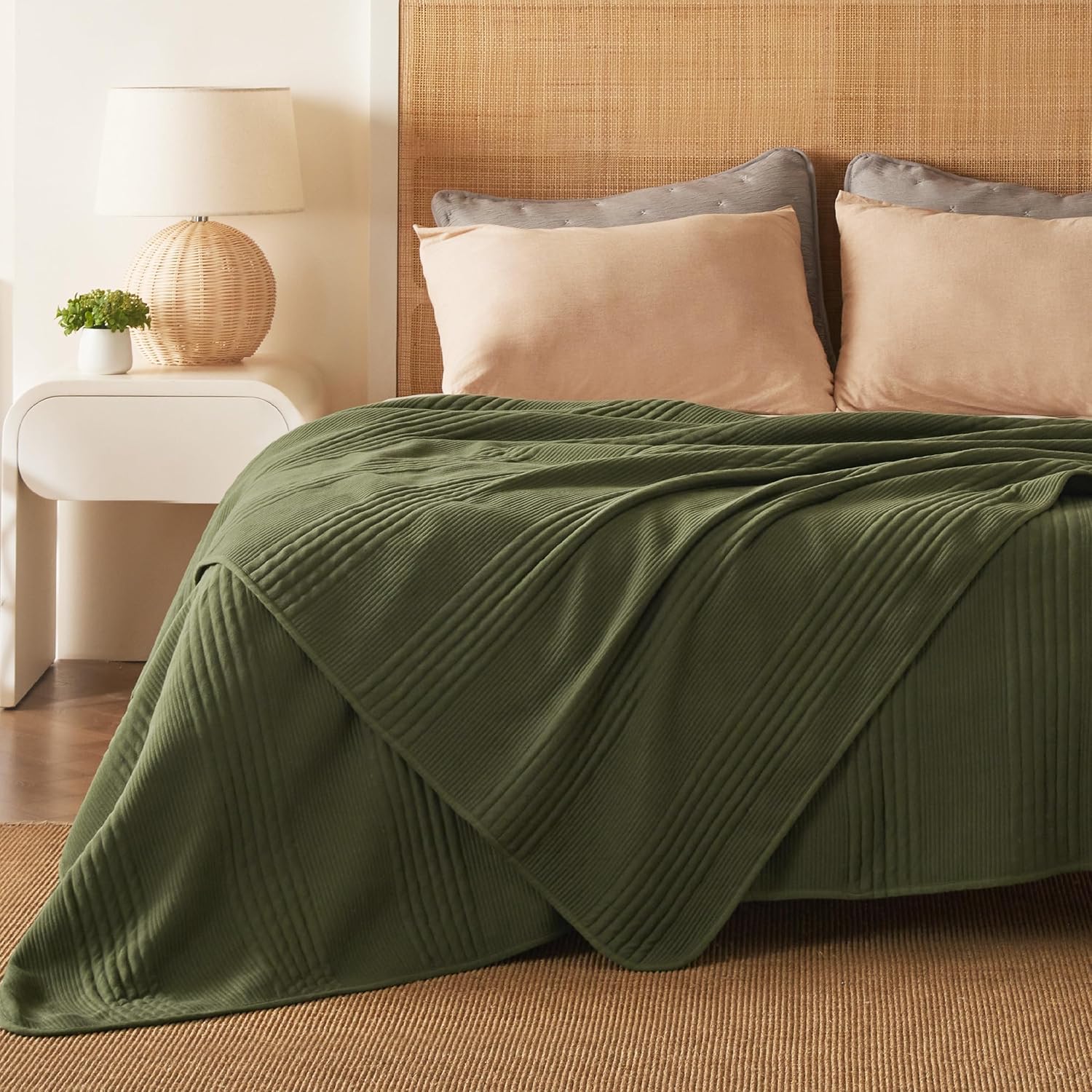 Bedsure Summer Blankets King Size, Breathable Quilted Bed