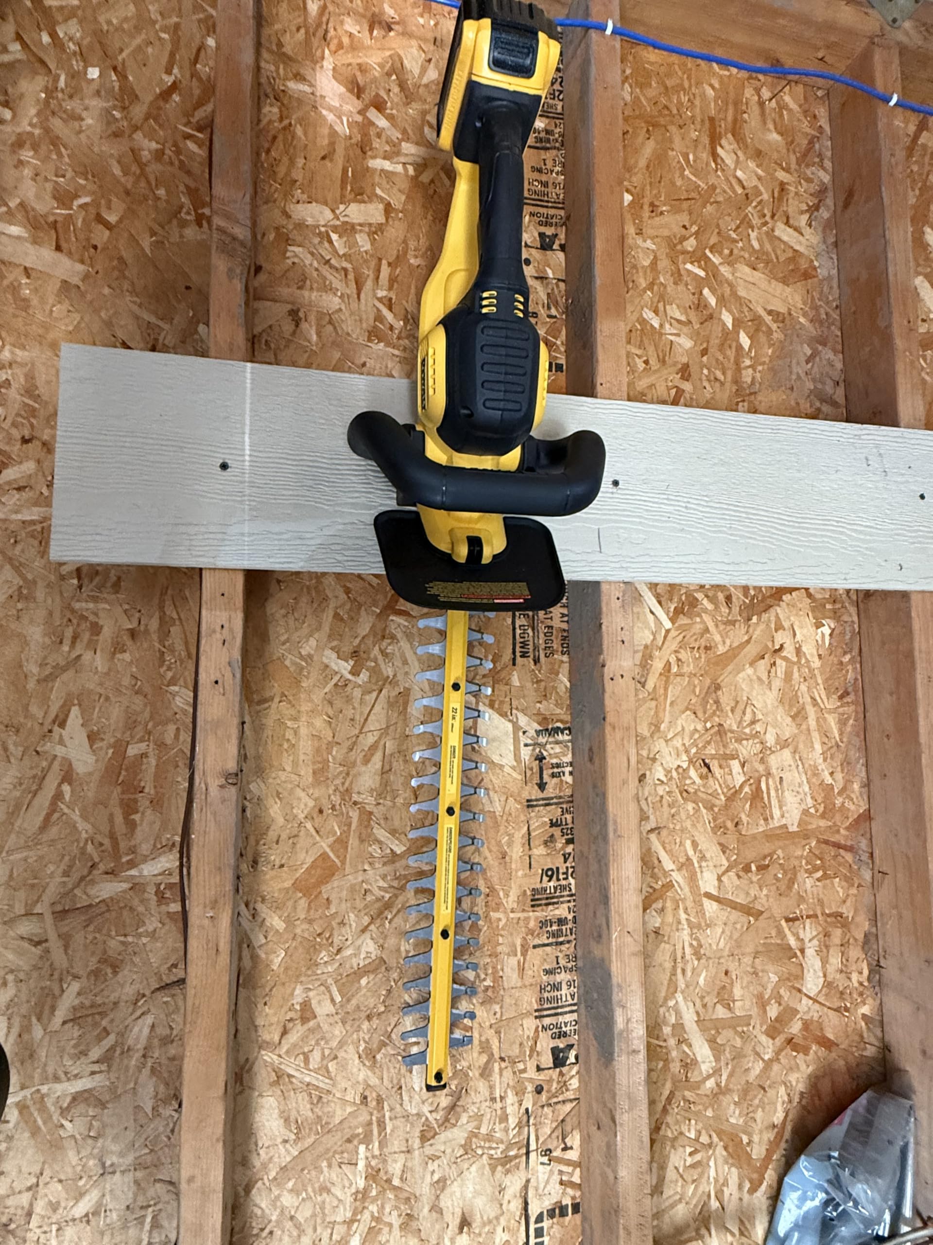 Support mural taille-haie Hedger évite chutes outils noir