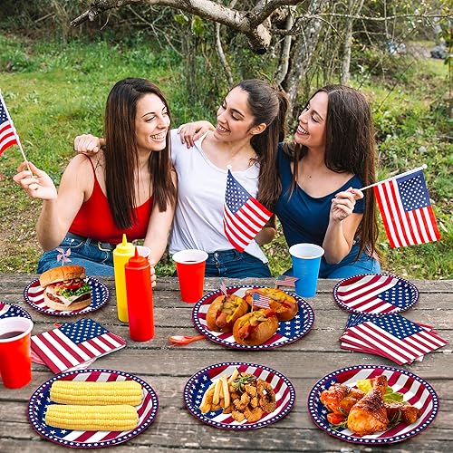 Miniatura 8 de QZYL 150 piezas de suministros para fiesta del 4 de julio, sirve 50 platos de papel y servilletas de papel con la bandera americana, decoraciones