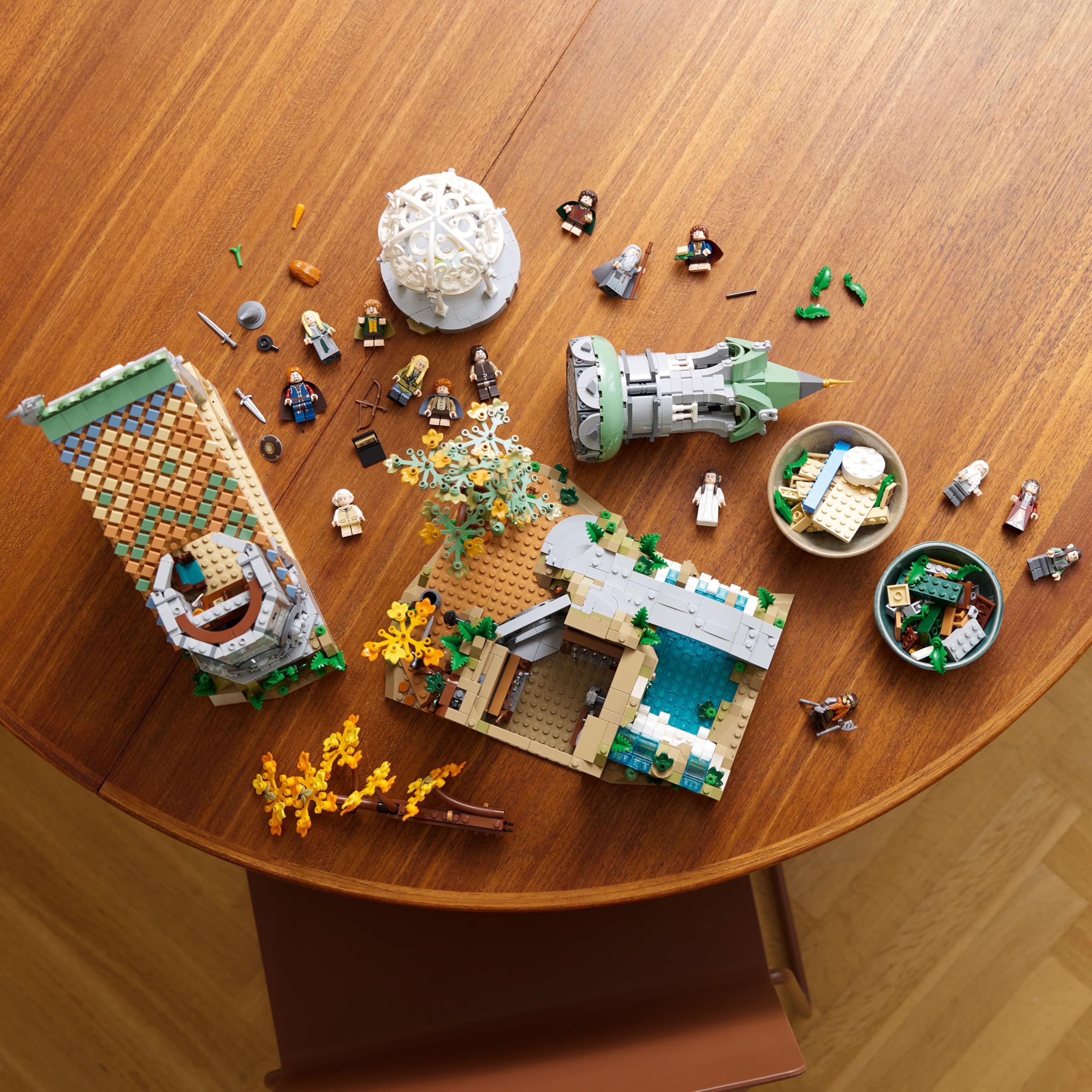 LEGO 10316 Icons WŁADCA PIERŚCIENI: RIVENDELL, duży zestaw klocków konstrukcyjnych dla dorosłych z 15 minifigurkami, w tym Frodo, Sam i Bilbo Baggins, replika Rivendell, pomysł na prezent