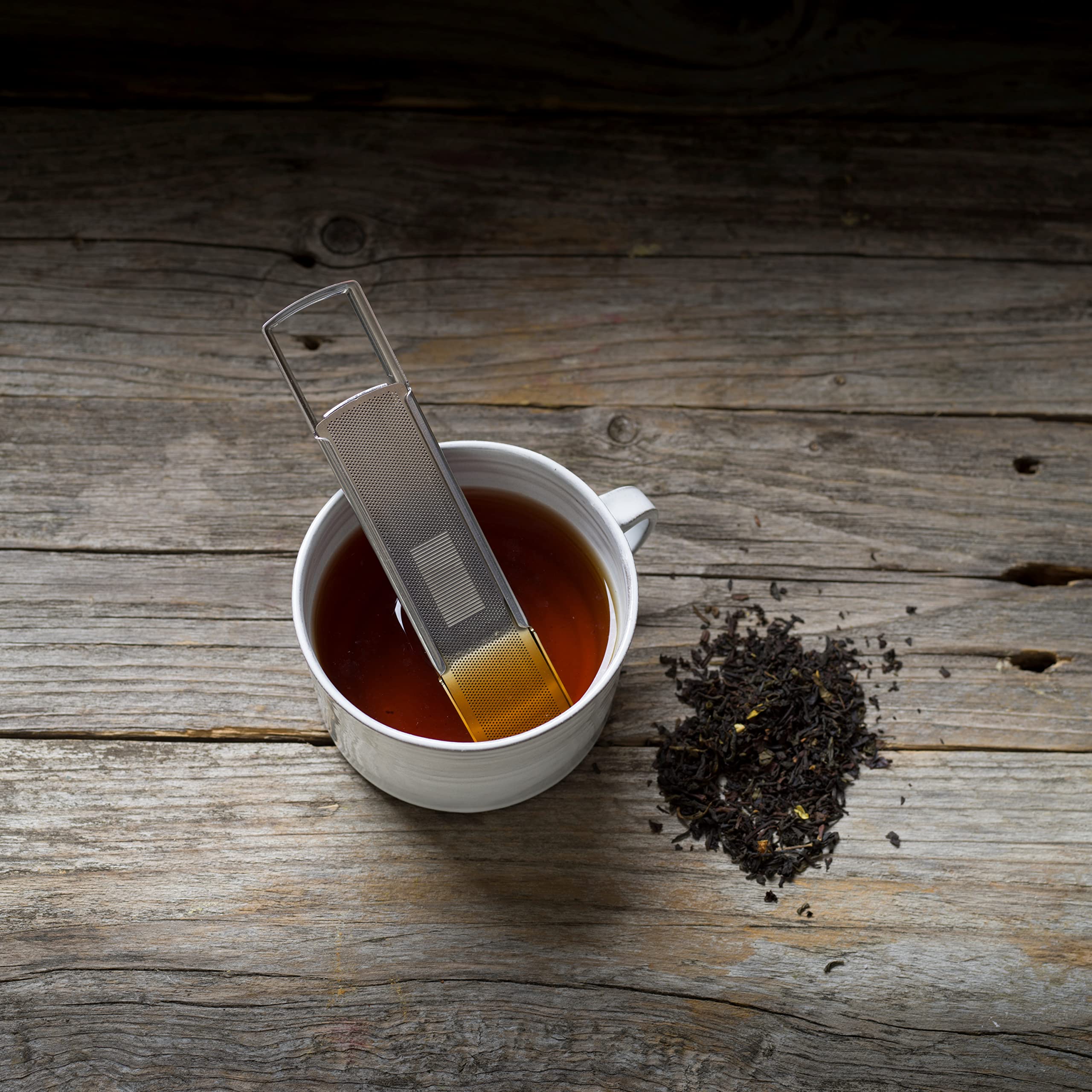Infuseur à thé en Acier Inoxydable conçu et produit en Suède - Passoire à thé à manche Anti-goutte - Design élégant avec couvercle coulissant micro-perforé - Filtre à thé