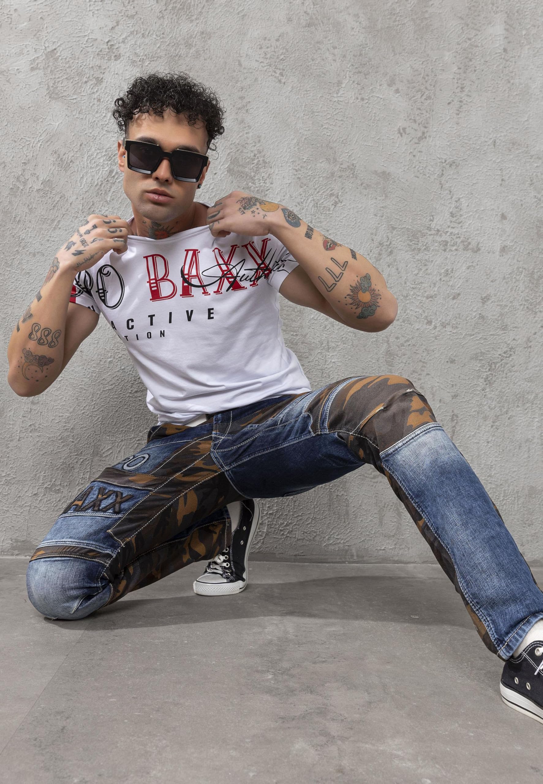 Cipo & Baxx Herren Jeanhose | Destroyed & Frayed Denim mit Nieten, Kunstleder, Ziernähte & Graffiti | Fashion & Biker Style
