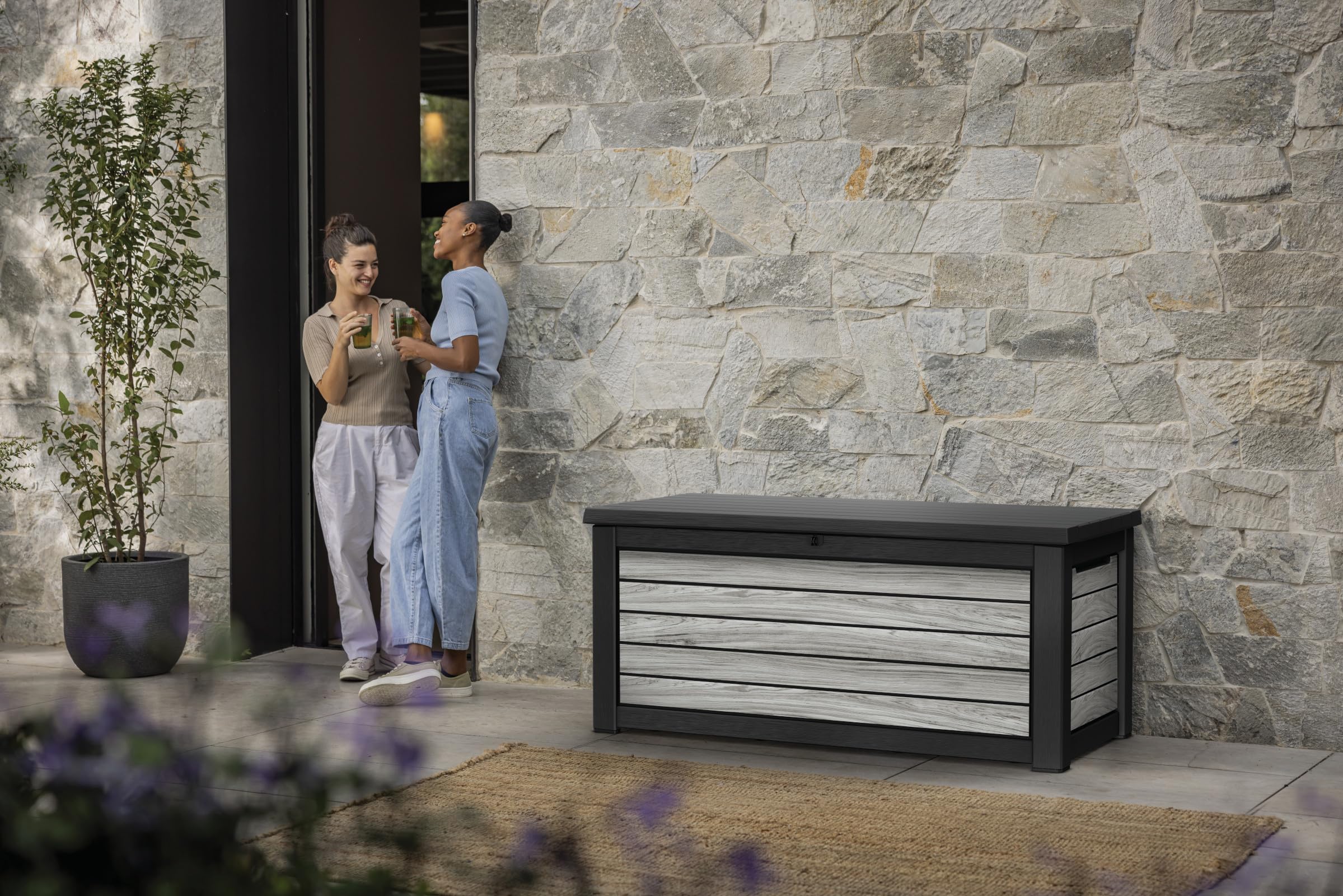 Keter Northwood Auflagenbox/Kissenbox 623 Liter | 100% Wasserdicht mit Belüftung dadurch kein übler Geruch/Schimmel Moderne Holzoptik | Deckel belastbar bis 250 KG | Deckel mit Gasdruckfedern