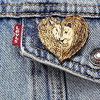 Vista 2 de Pin de madera hecho a mano con corazón de león y cordero en la tierra