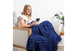 Cozy Delight with Fomoom's Ultra-Soft High Pile Throw Blanket