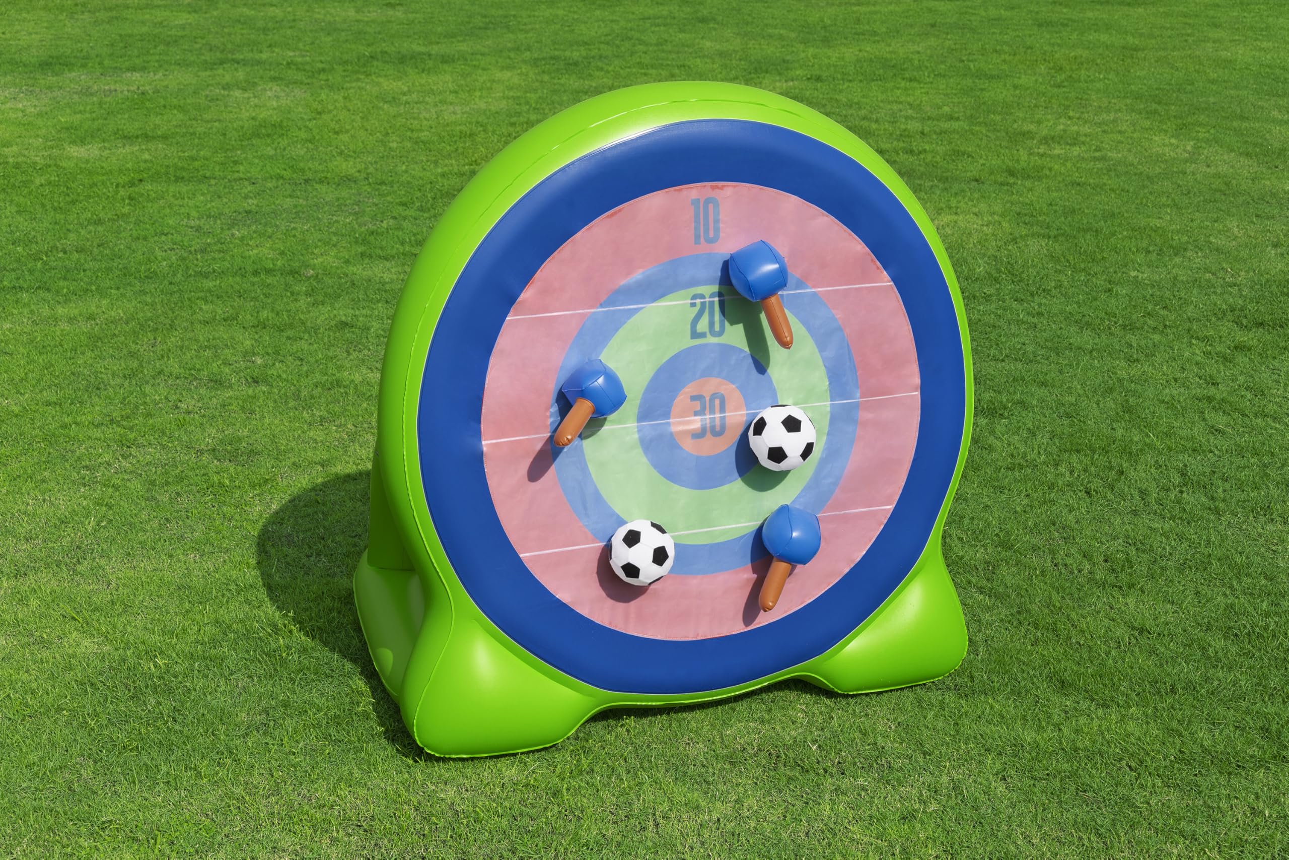 Bestway Fußball-Dartscheibe Backyard Bullseye 157x107x157 cm – Aufblasbares Outdoor Wurfspiel mit Klett-Fußball & Axtwurf, stabile Wasserkammer, Robustes PVC, inkl. 2 Fußbälle + 2 Äxte, ab 6 Jahre