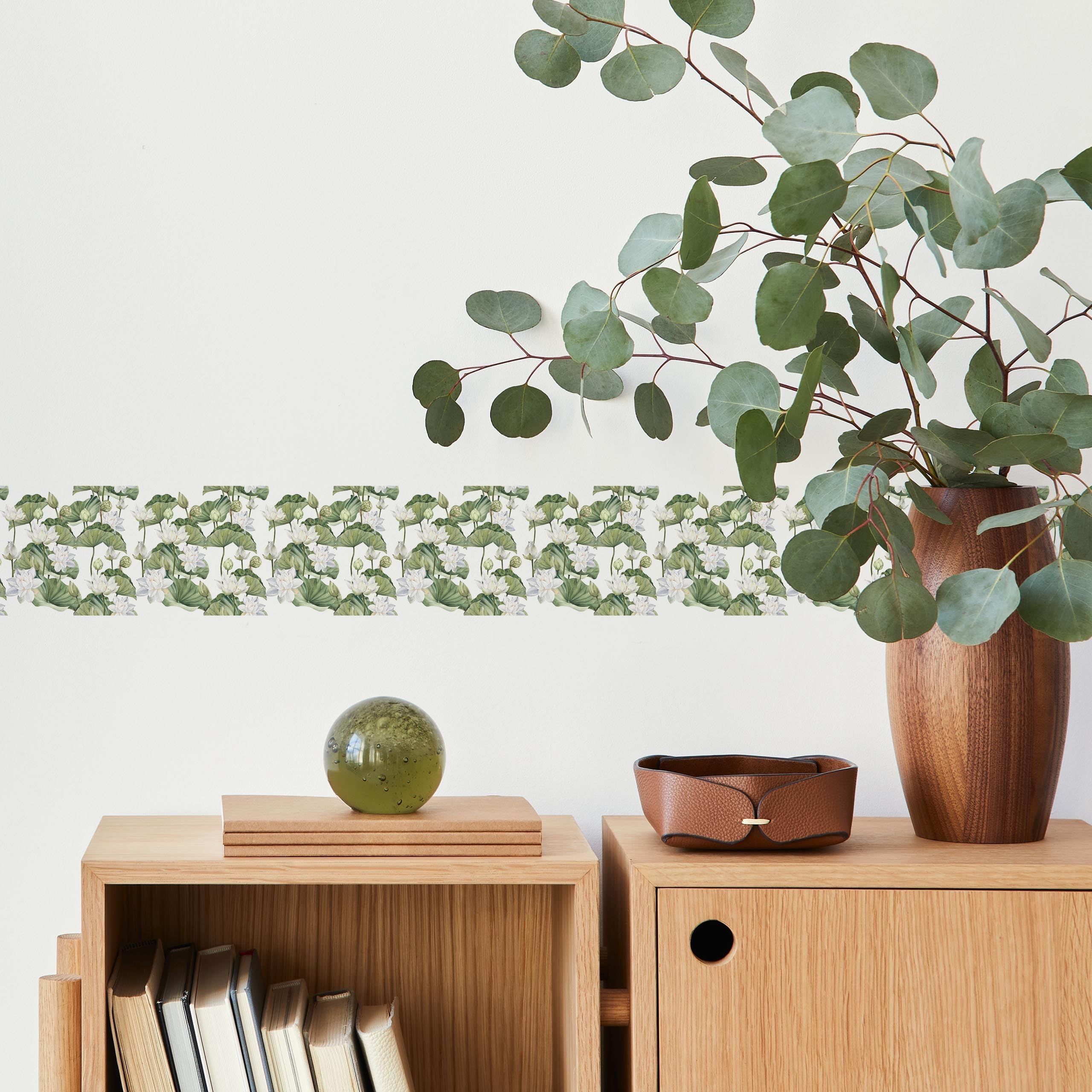 Muralo - Selbstklebende Bordüre - Tapetenbordüre Wandbördure - Dekorative Wandtatto für Wände, Möbel, Decken, Tapeten, Wandverkleidungen, Türen - Weiße Blumen und Lotusblätter - Br.10cm x Hö.300cm