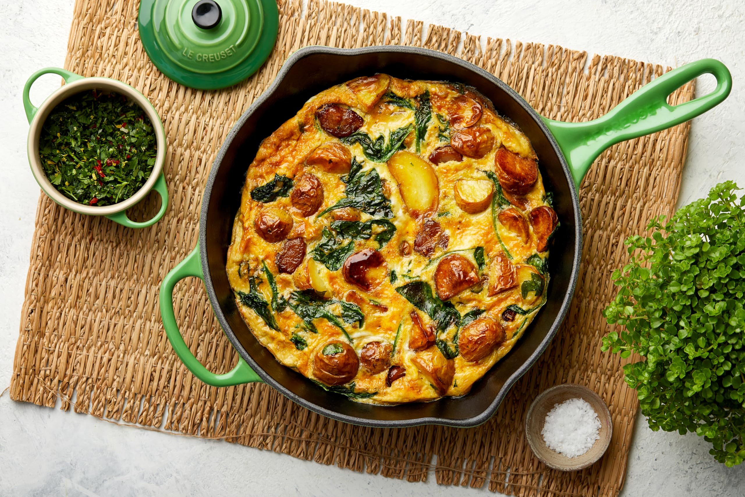 Le Creuset Signature Hohe Brat- und Servierpfanne aus Gusseisen, für alle Herdarten und Backöfen, 26 cm, 2 Liter, Bamboo, 20187264080422
