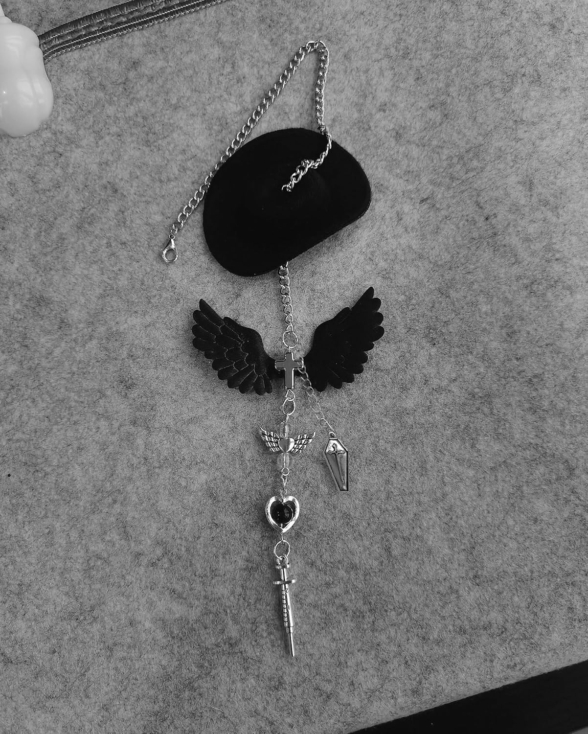 Black Western Cowboy Hat Car Hanging Decor, Felt Mini Cowboy Hat with Angel Wings Pendant, Unique Rearview Mirror Charm for Women, Car Interior Ornament Accessories (Black)