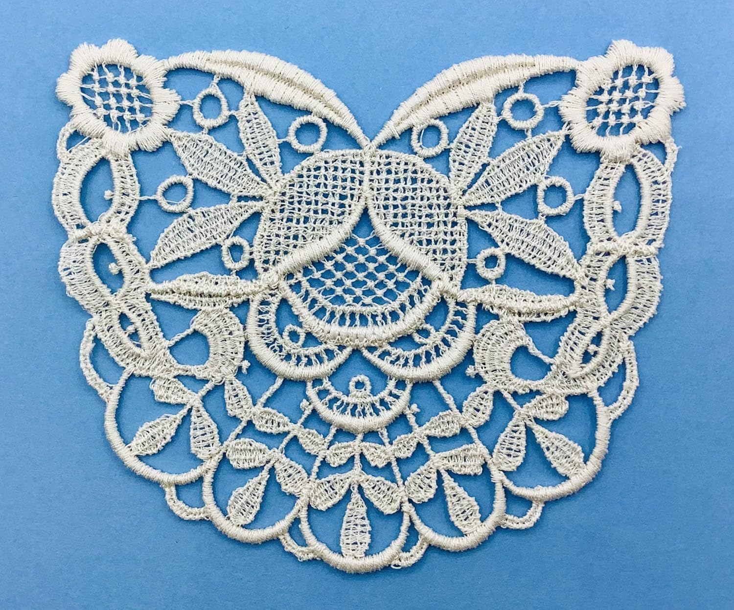 Vintage Venice Lace Applique (4-1/4 Across X 3-1/2 High) - 3 Pieces (Natural)