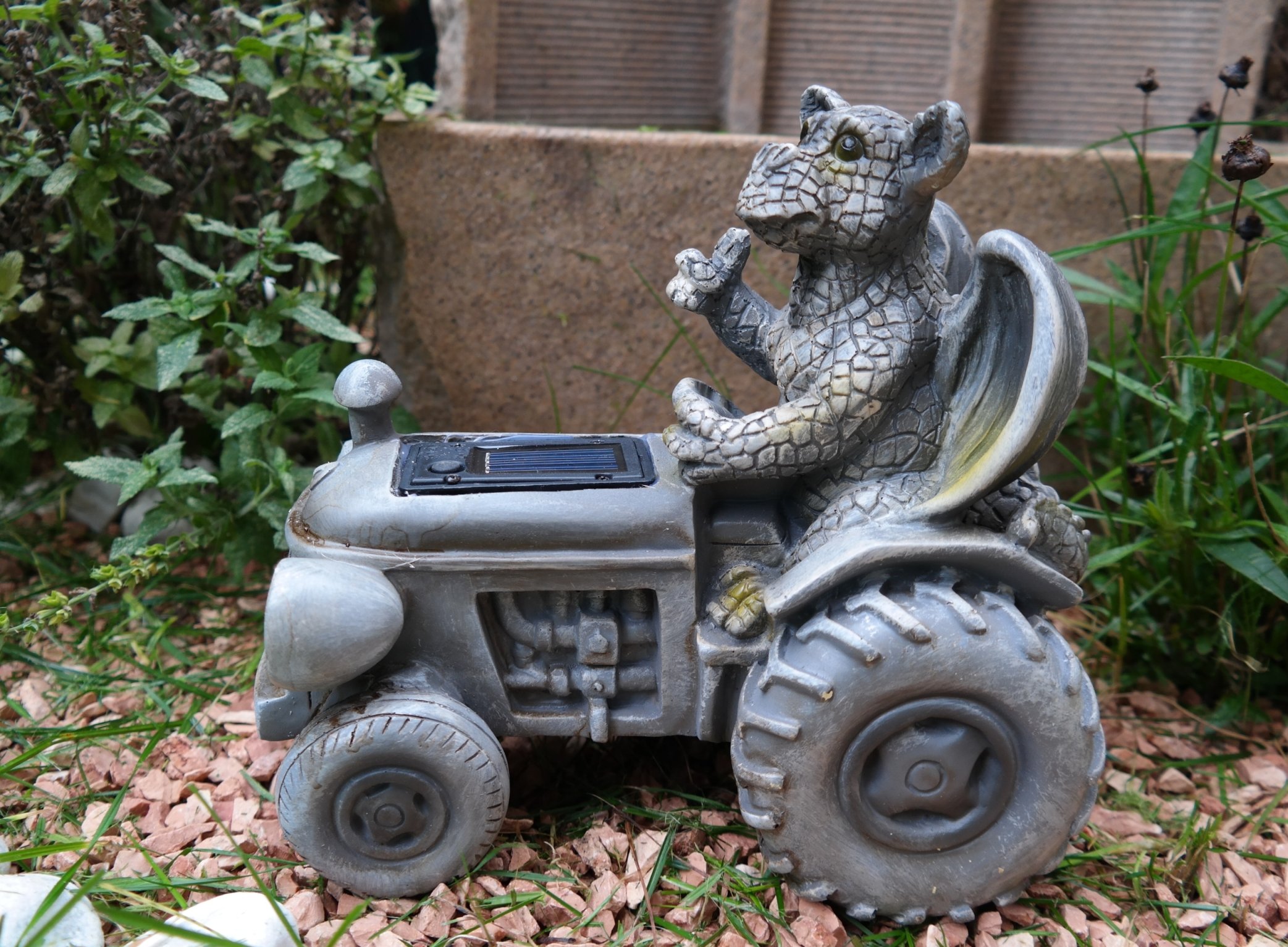 Kremers Schatzkiste Drachenkind auf Traktor mit Solar-Laterne Gartenfigur Drache wetterfest Gartendeko aus Polyresin Solarlicht Scheinwerfer beleuchtet Handbemalt witterungsfest