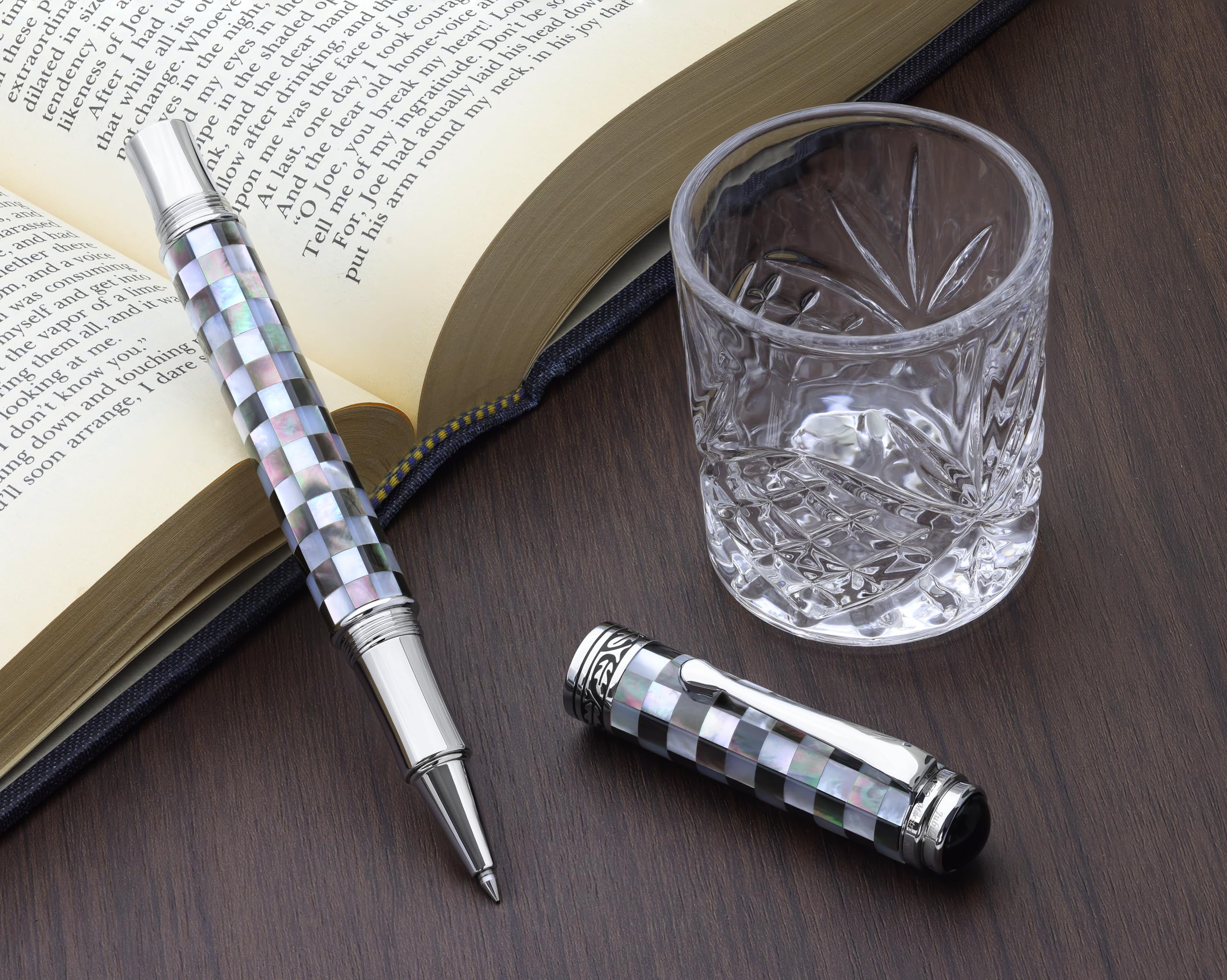 Xezo Stylo roller Maestro Jubilee, pointe fine. Nacre blanche océanique et nacre noire irisée de Tahiti. Édition limitée, seulement 223 pièces fabriquées. Il n'y a pas deux stylos identiques