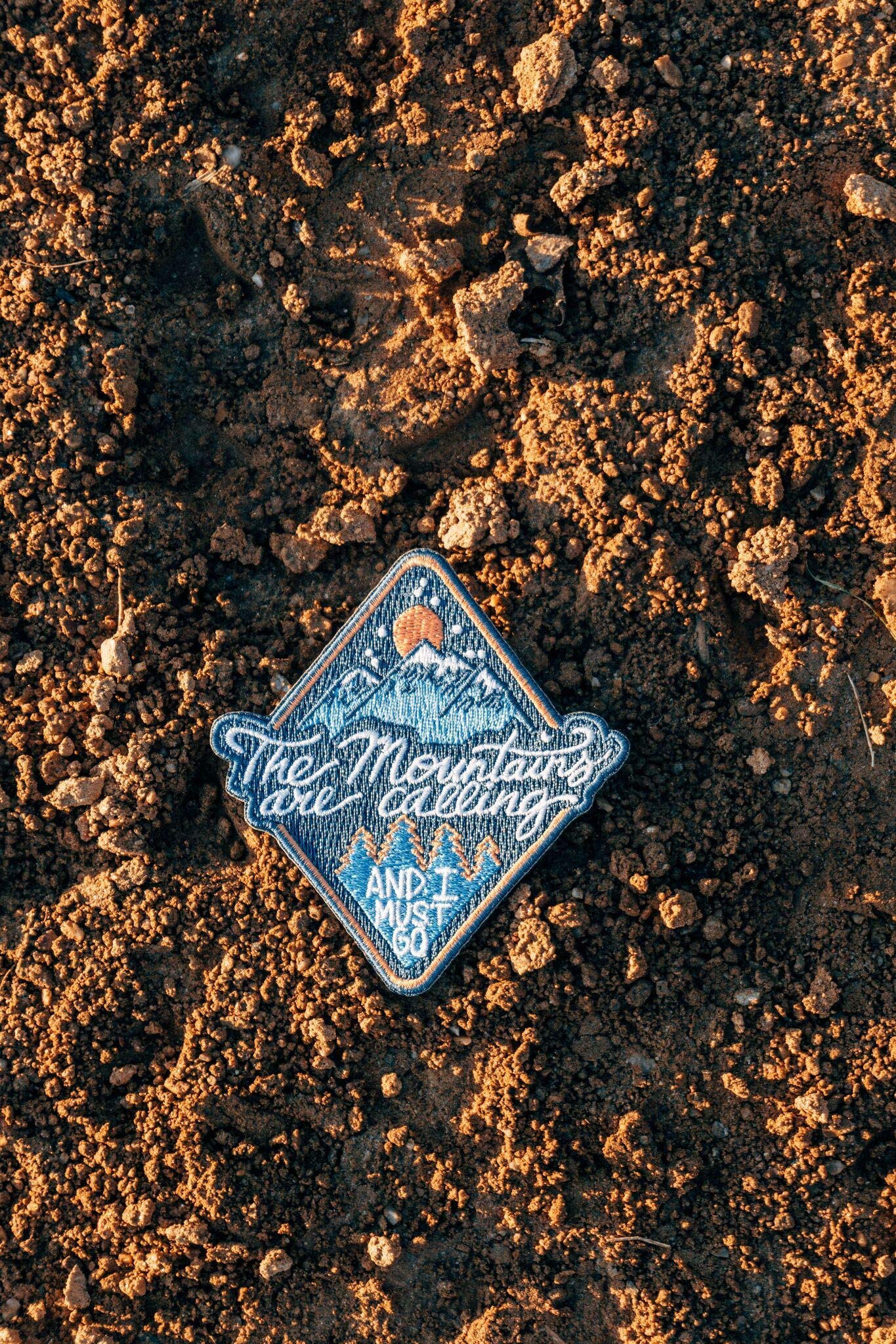 Les montagnes appellent et je dois aller Patch 3,25 pouces Badge à
