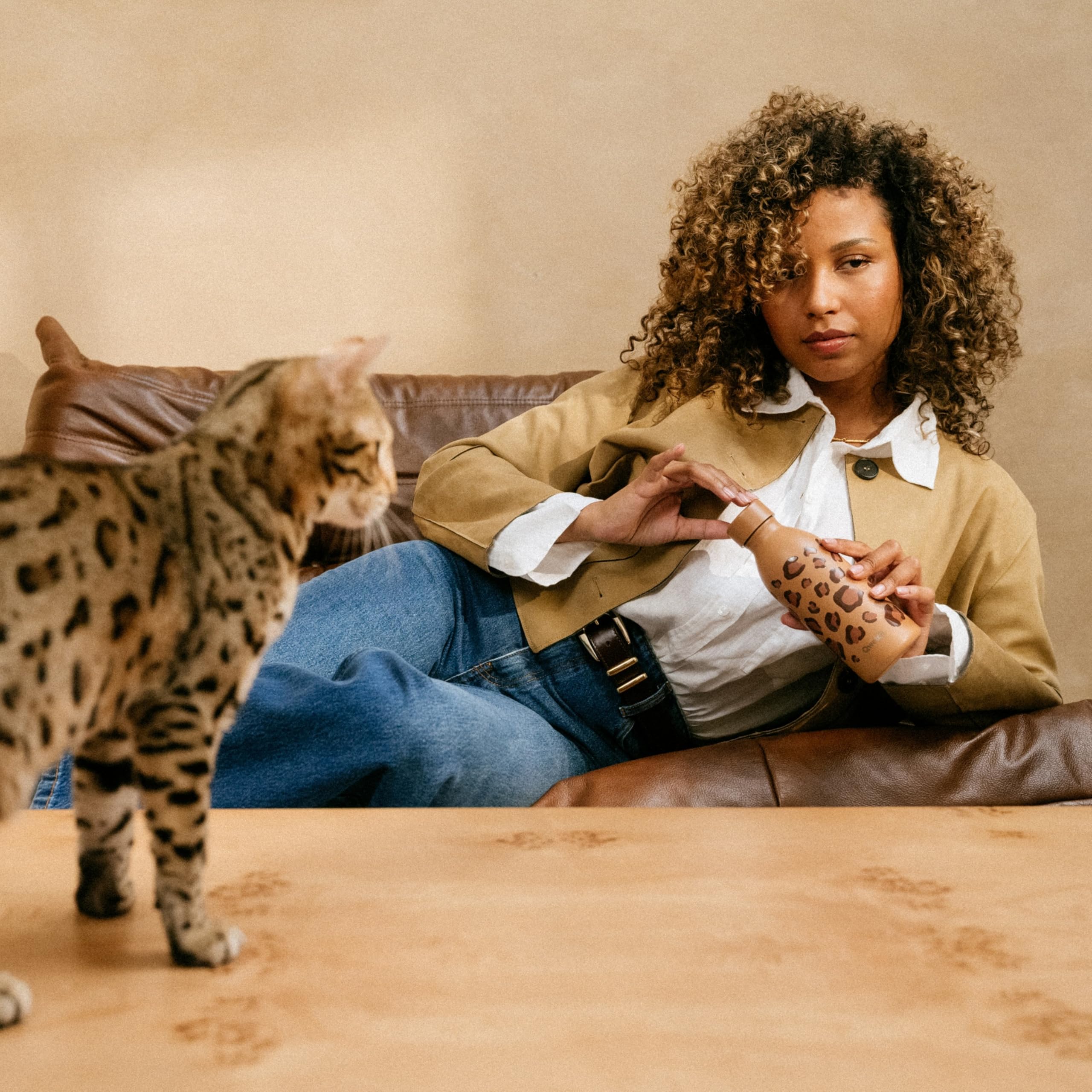 Qwetch - Bouteille Isotherme 500ml Leopard Camel - ICON - Gourde Design Compacte et Élégante Inox Recyclé - 24h Froid et 12h Chaud - Etanche