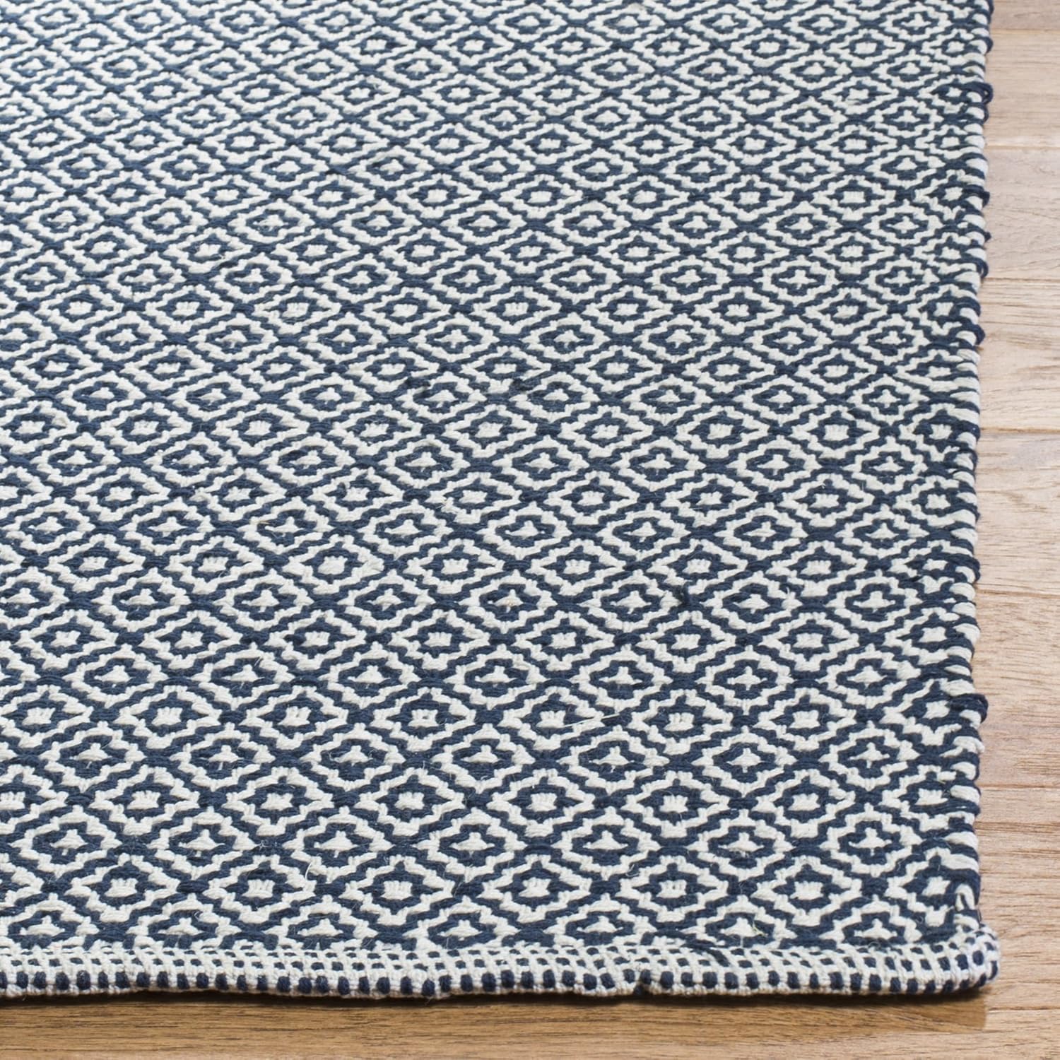 SAFAVIEH Montauk Collection Accent Rug - 4' x 6', Ivory & Navy, Handmade Cotton, Ideal for High Traffic Areas in Entryway, Living Room, Bedroom (MTK717H)