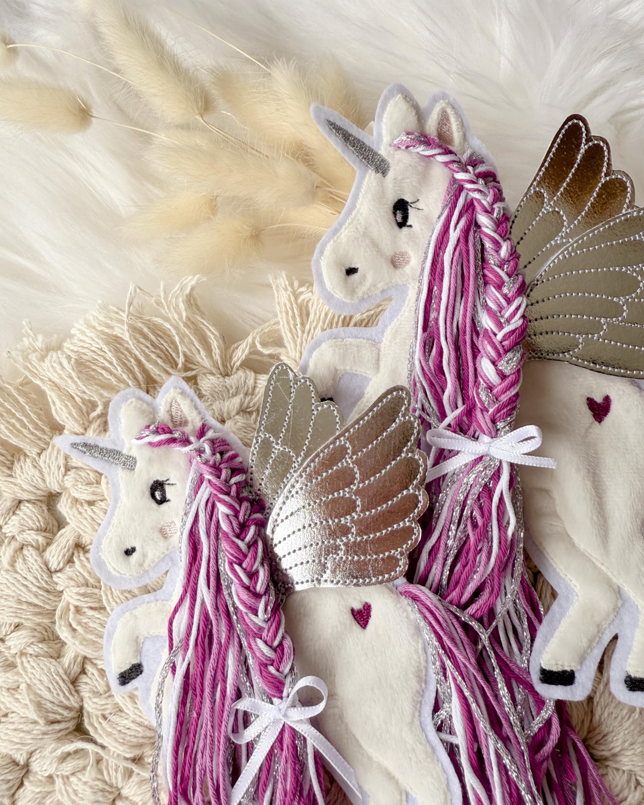 Applikation Pegasus mit Wollmähne Pink Beere Silber Aufbügler Einhorn mit Flügel für DIY Schultüte Zuckertüte Bügelbild Patch Bügelpatch Pferd weiß Glitzer (Groß (14x19 cm))
