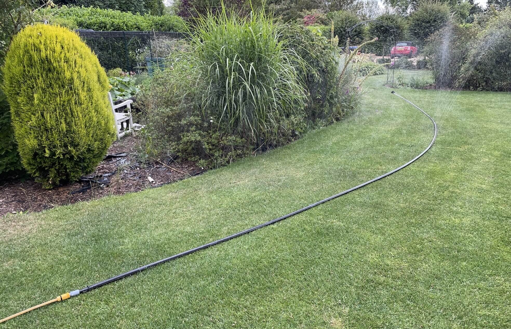 L'alternativa moderna agli irrigatori per giardini piccoli e grandi. Innaffia l'erba del prato a bassa pressione. Lunghezza regolabile 30 m