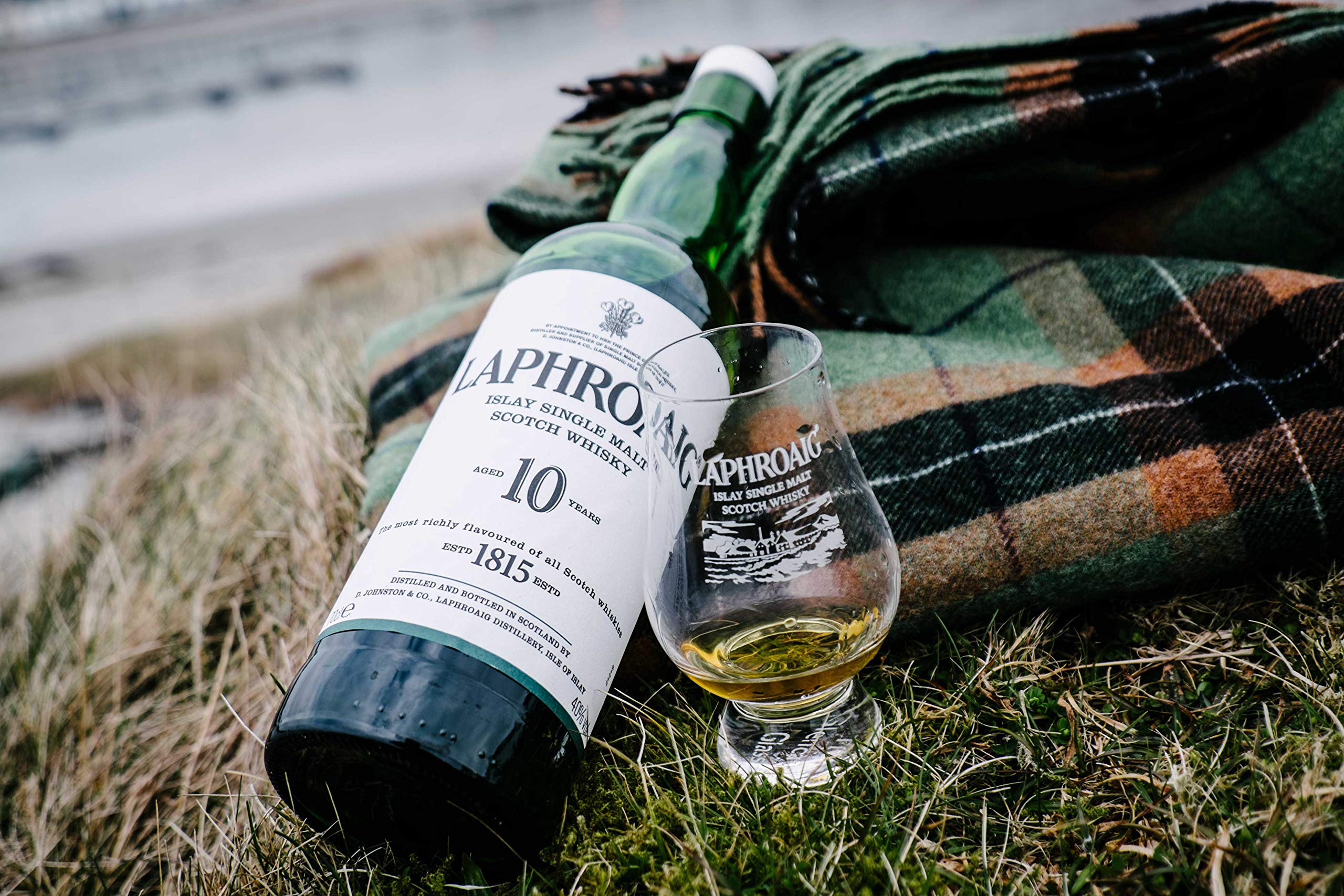 Bowmore, Bowmore 12Y Single Malt Whiskey invecchiato 12 anni - bottiglia in vetro da 700 ml & Laphroaig Islay Single Malt Scotch Whisky, 10 Anni, 70cl
