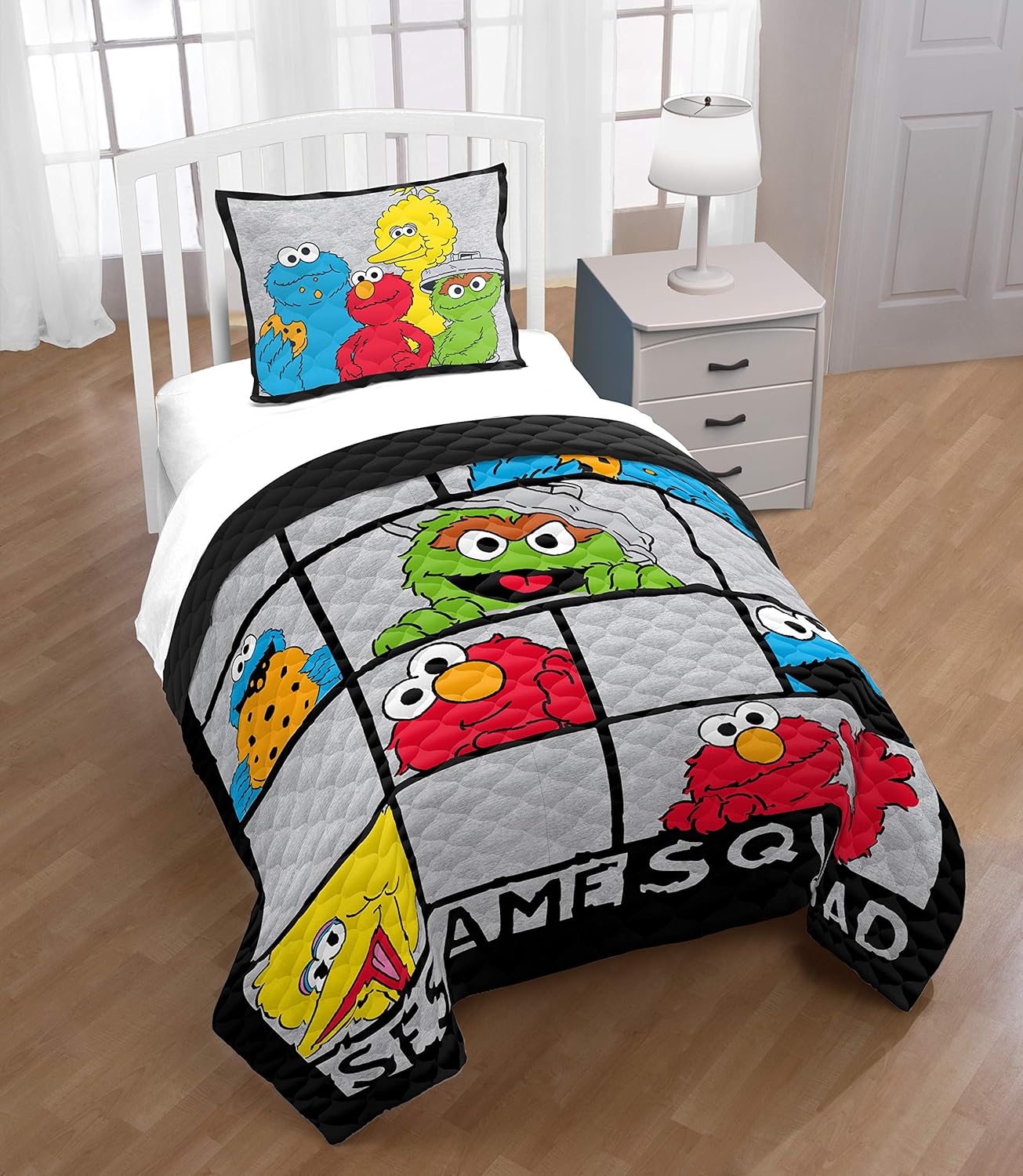 Sesame Street Elmo Hip Twin/Full Quilt & Sham Set Super Soft Kids Bedding Features