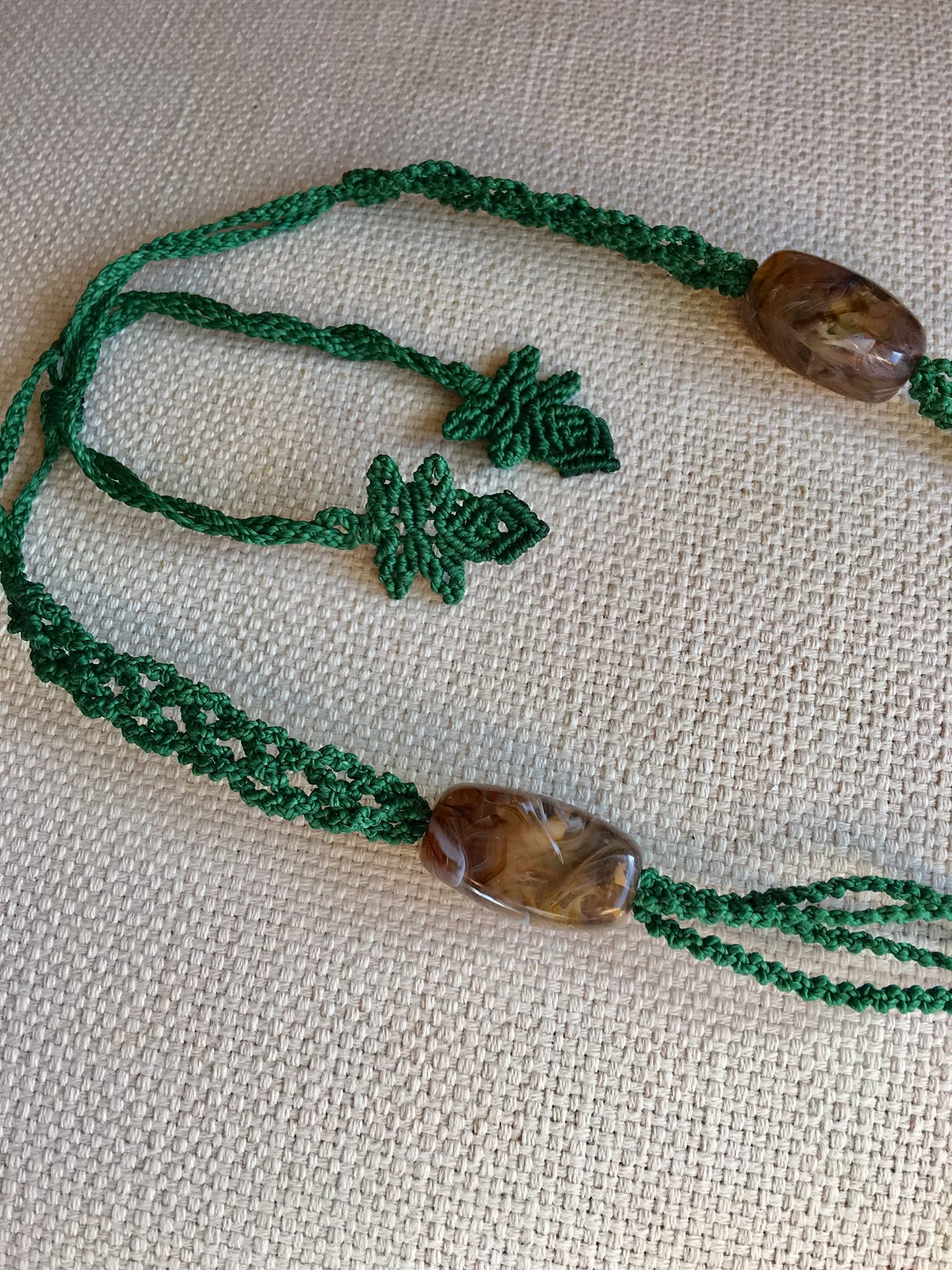 Collar flor macramé verde hecho a mano con hilo encerado y cuentas laton .Cierre ajustable .La flor mide aprox.7,5 cm. de diámetro