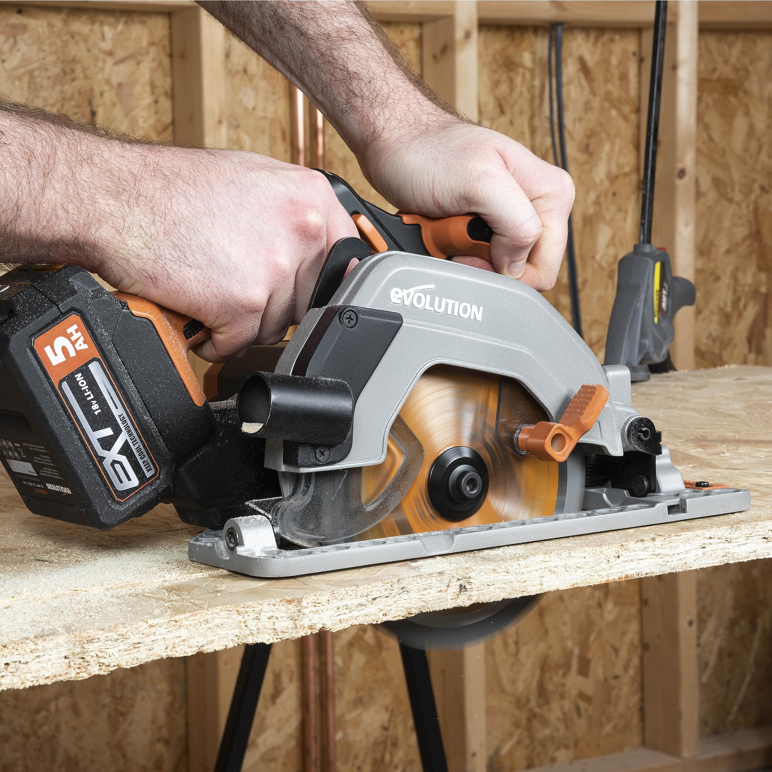 Evolution Power Tools Bezprzewodowa piła tarczowa R165CCS-Li do cięcia różnych materiałów, drewna, plastiku, metalu itd., tarcza 165 mm w zestawie, 3 lata gwarancji, akumulator i ładowarka w zestawie