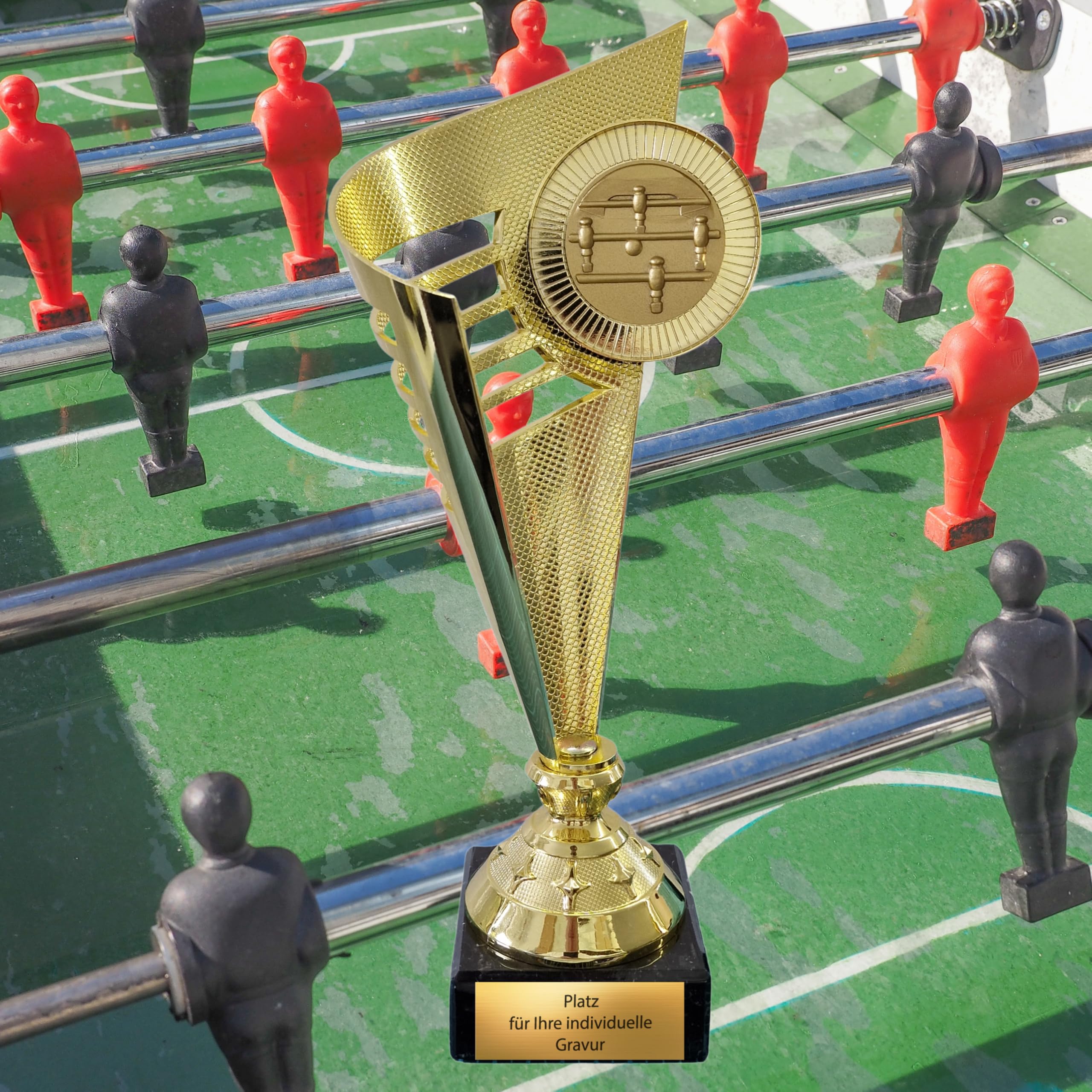 Tischkicker Pokal gold | 31cm | Kicker Emblem Siegerpokal Turnier Award | 560g | Kunststoff mit schwarzem Marmorsockel & goldener Gravurplatte | Kicker Trophäe Sieger